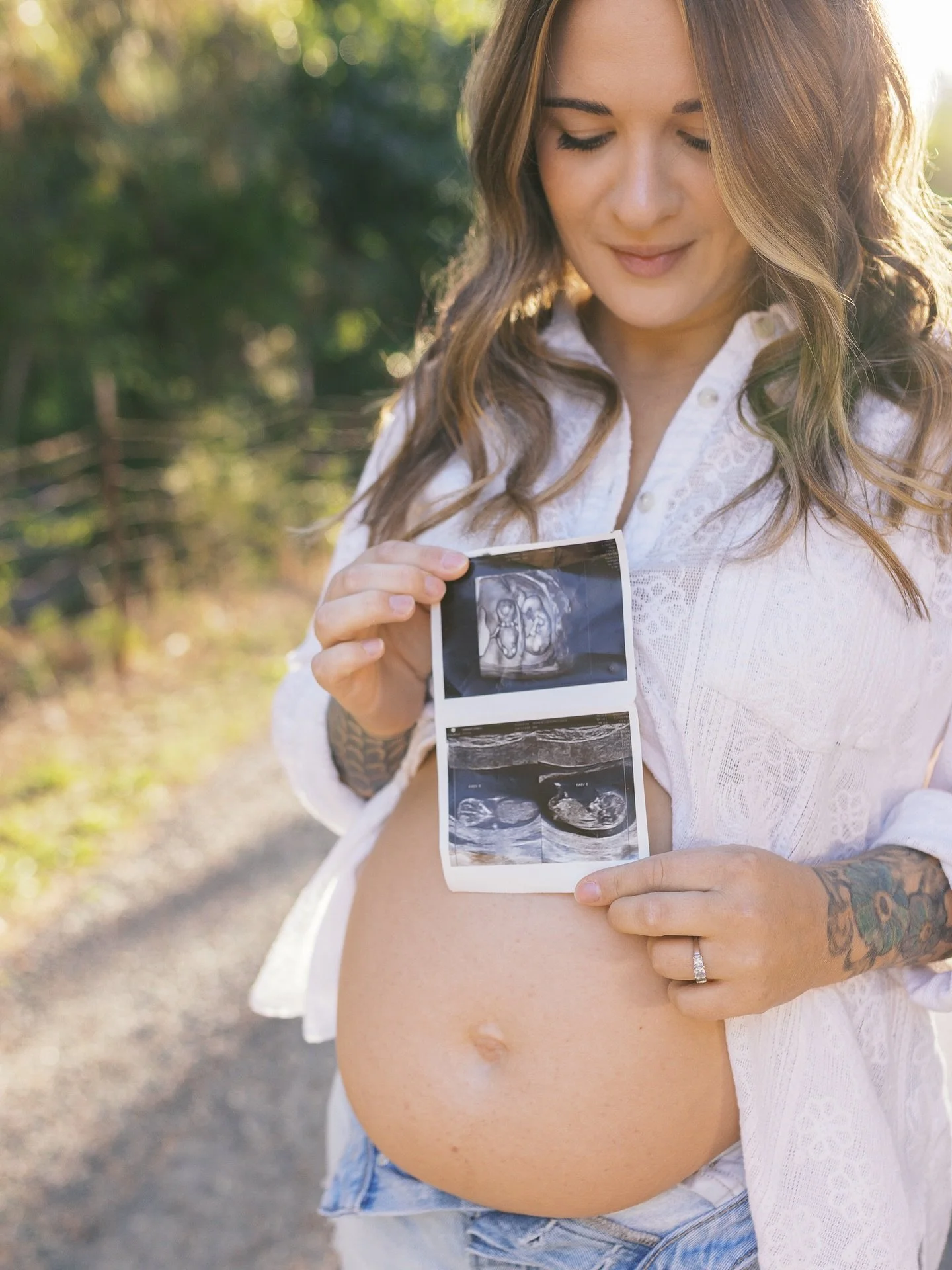 Because this tiny shoot deserved a permanent spot right here- Emily&rsquo;s rainbow baby announcement. 🌈🤍
There are  t w o  tiny miracles on the way, and my heart could burst for them!! 🫶🏼