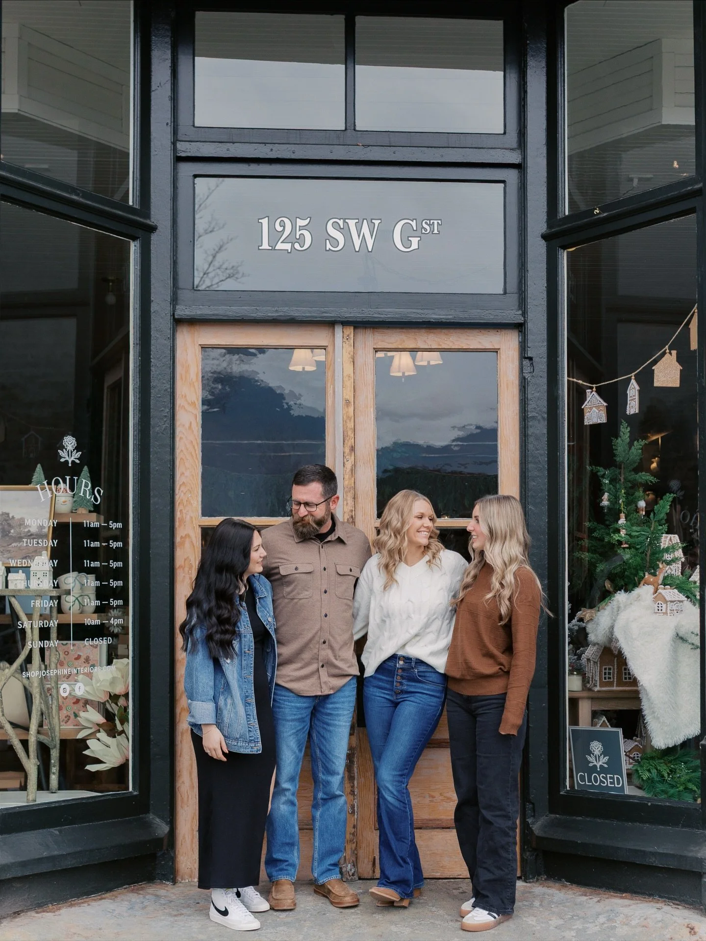 I loved photographing this sweet family last week in downtown Grants Pass! 

These quick 10&ndash;15 minute sessions make getting new updated family photos super easy! ✨

I&rsquo;ll be in Jacksonville, OR this Sunday afternoon (nov 30th), and the who