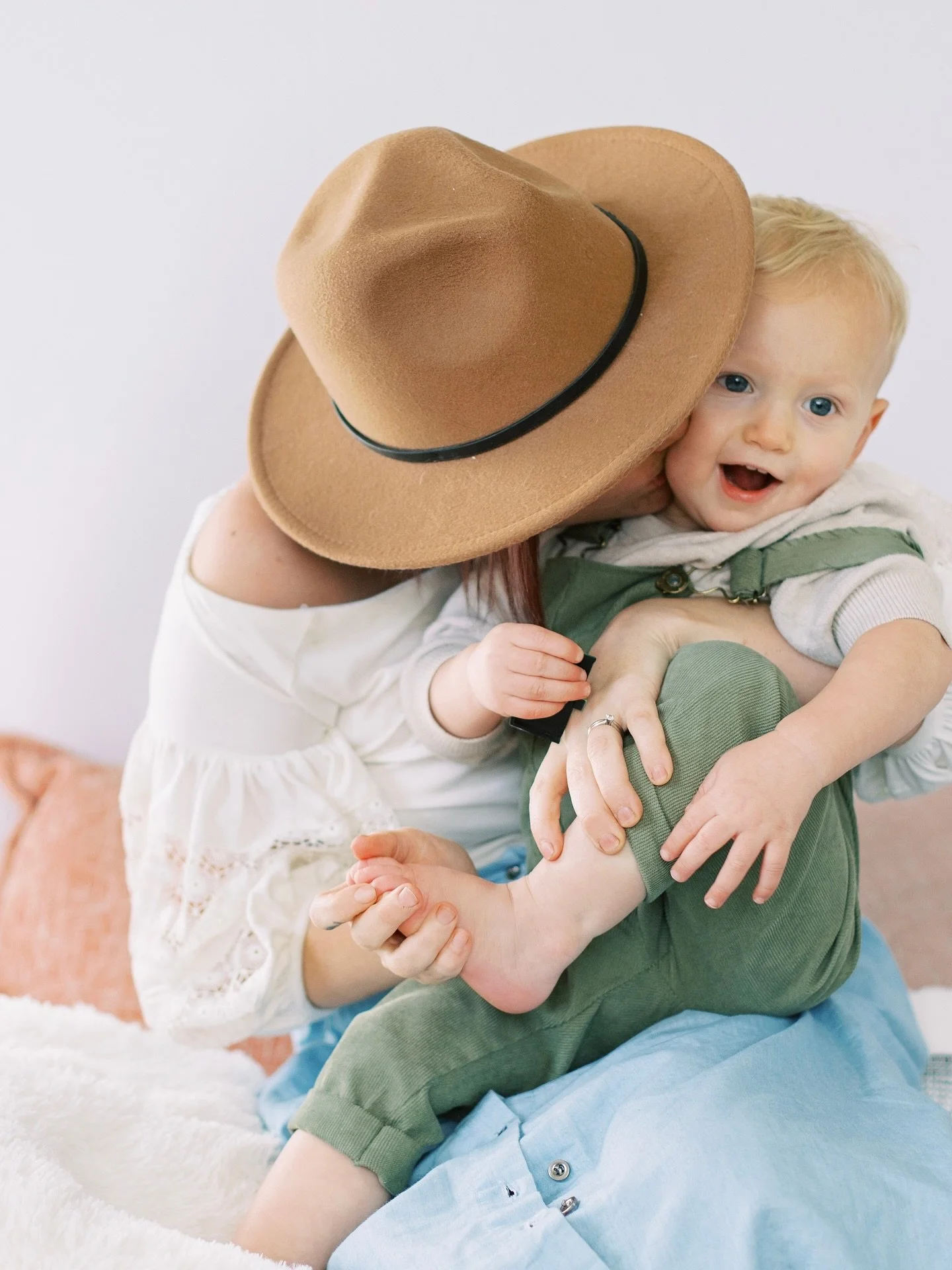 My Mother&rsquo;s Day Studio Minis are officially LIVE!! 🎉

April 25th @theloftabove here in Grants Pass. 

15 minutes | 8 edited images | $95

Option to purchase more images with a very fast turnaround. 🫶🏼

This is your sign to treat yourself, or