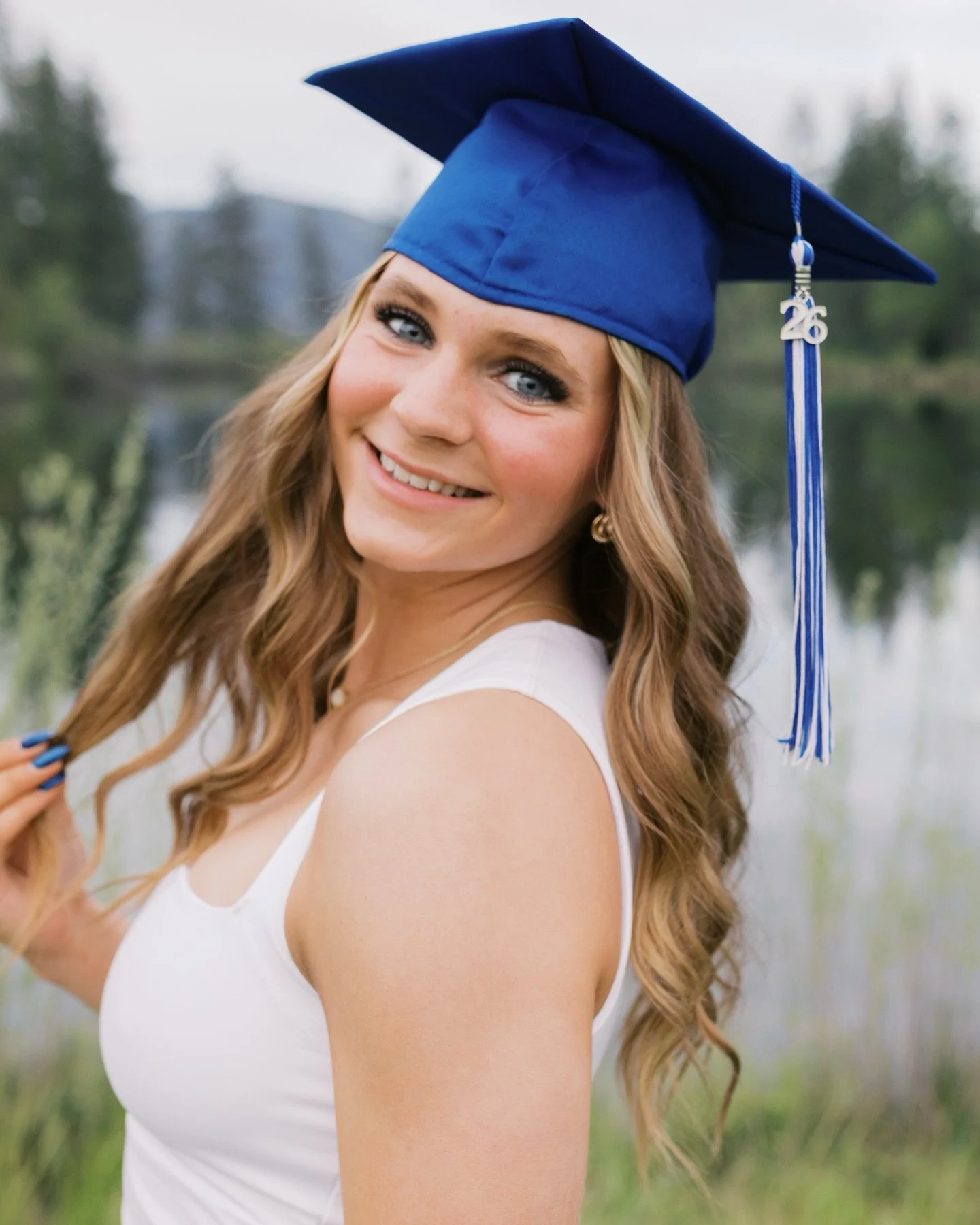 Such a beautiful evening spent with these two besties at their cap + gown shoot!
🎓🫶🏼

Graduation is getting real! 

If you still need cap + gown photos before the last-minute panic hits&hellip; message me and let&rsquo;s get you booked!🙌🏼🤍🤍

#