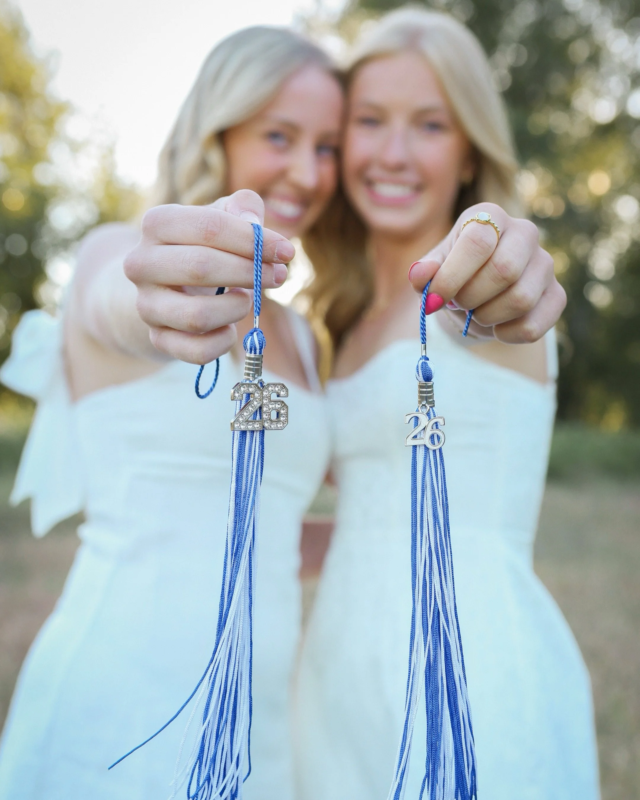 Happy last day of school to all the seniors out there!! 🫶🏼✨🎓

My editing queue has been filled with cap + gown sessions lately, and getting to capture this season for so many of you has been so special! 🤩

The excitement, relief, nostalgia, all o