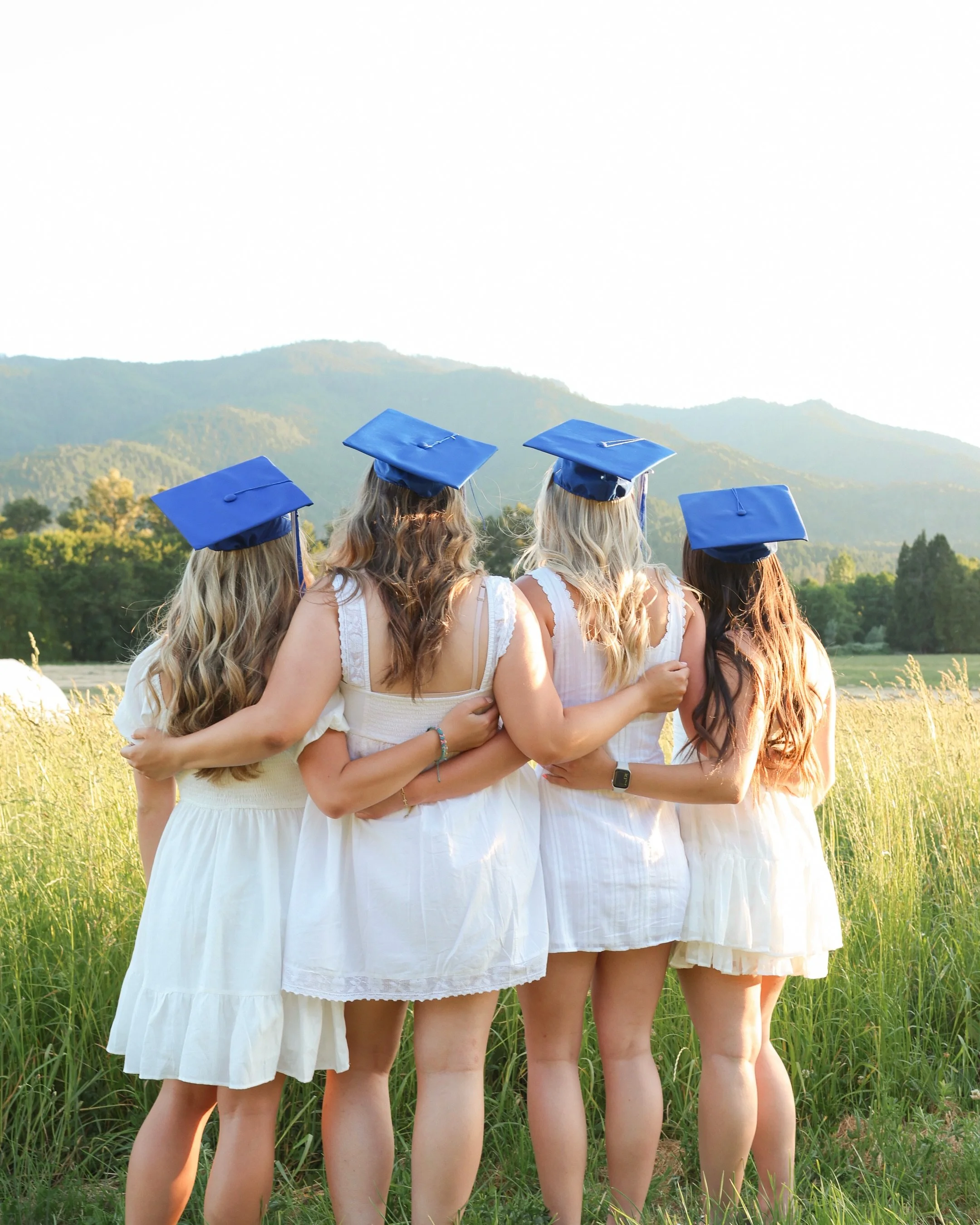 It&rsquo;s graduation day!! 🎉🤍🎓

Sharing a few favorites from this beautiful evening out at @mamabeesflowerfarm with these four! It was such a joy capturing the friendship these girls have, and getting to document this special, big milestone.

Con