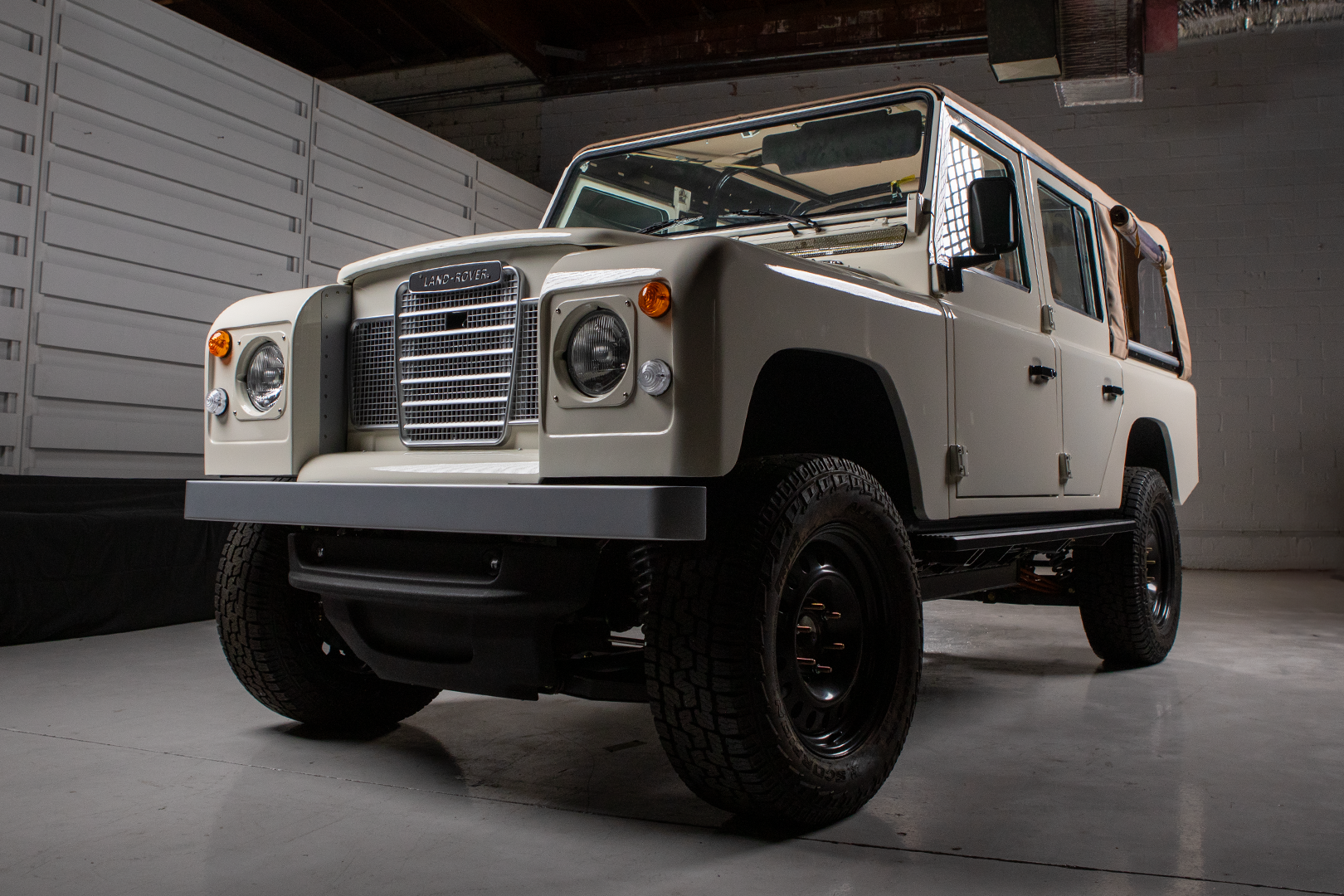 1965 Land Rover Series 109
Wimbledon White 5 Door Wagon