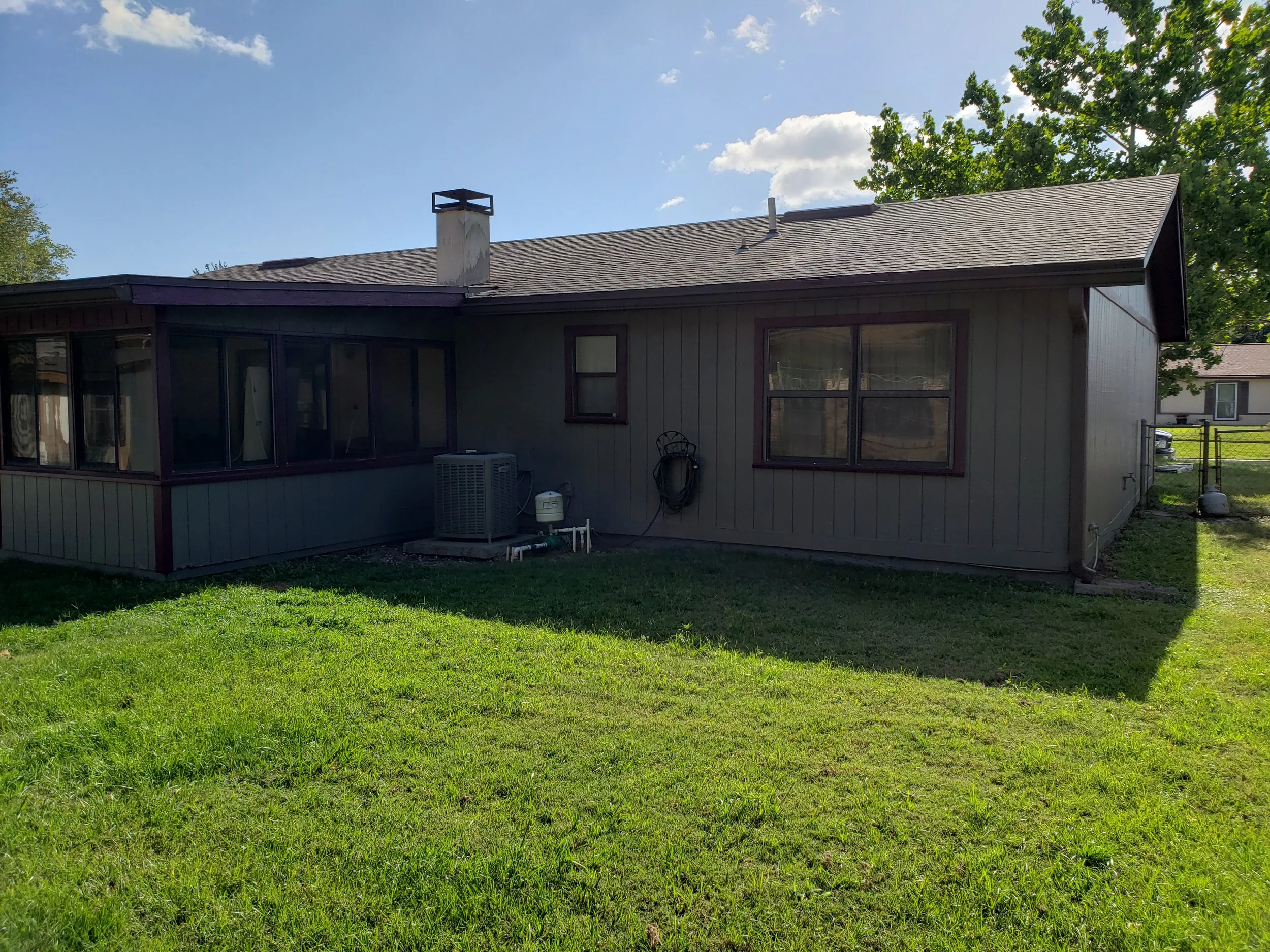 Picture of the back right side of the house