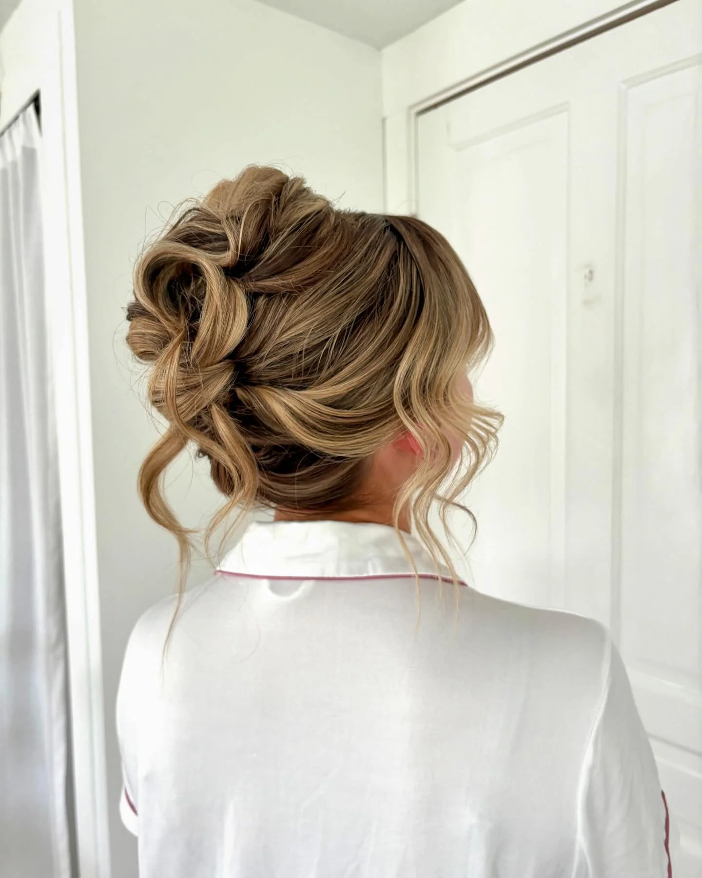 ✨ Twisted High Pile ✨

Want a high bun that still ⬇️
&bull; Drapes over the ears
&bull; Isn&rsquo;t completely tied back away from your face 
&bull; Has face framing 
&bull; Looks soft, romantic &amp; on trend 

This style seriously looks good on eve