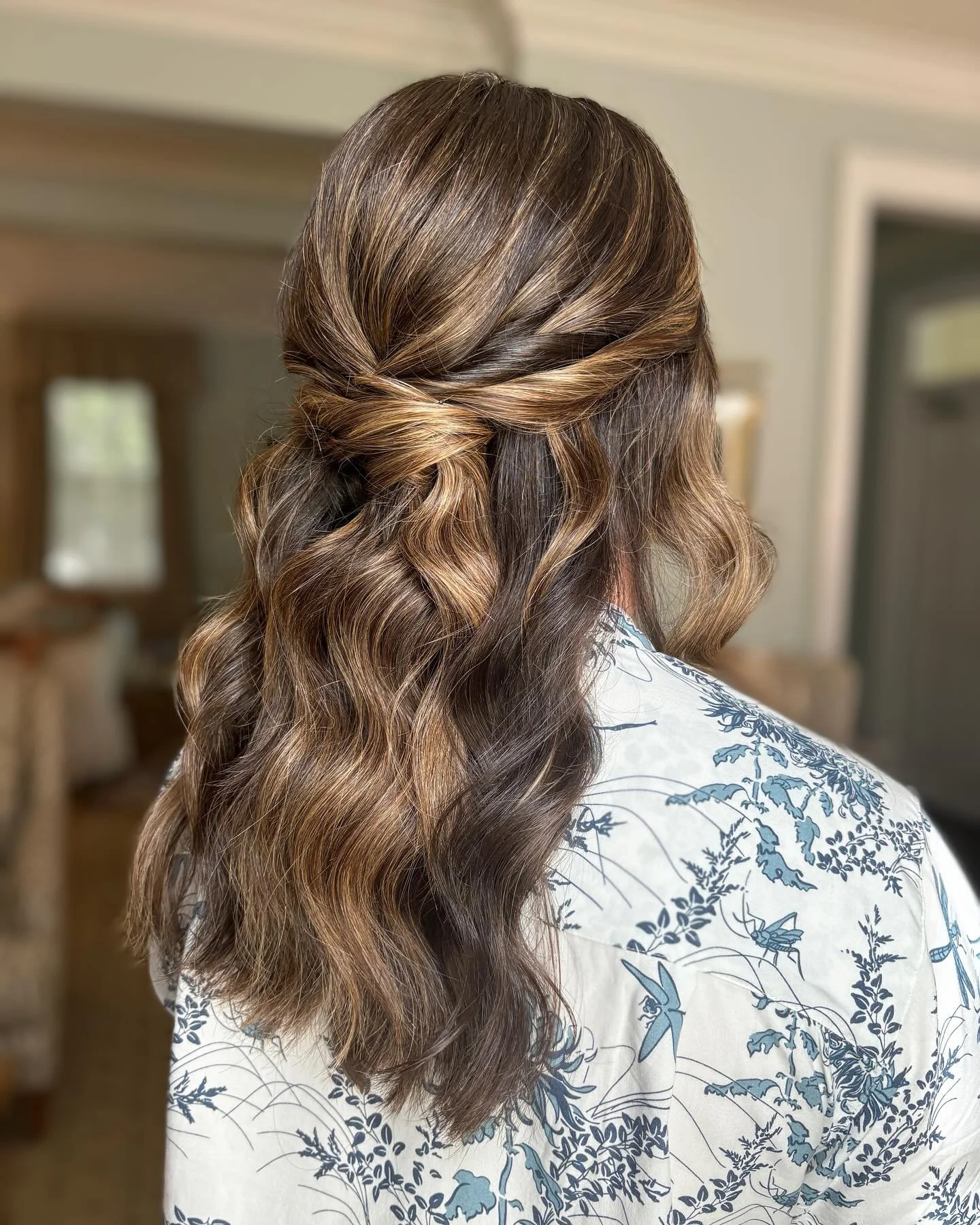 This clean, classy half up is a style you didn&rsquo;t know you needed ✨

Make sure to SAVE to your inspo folder! 😍