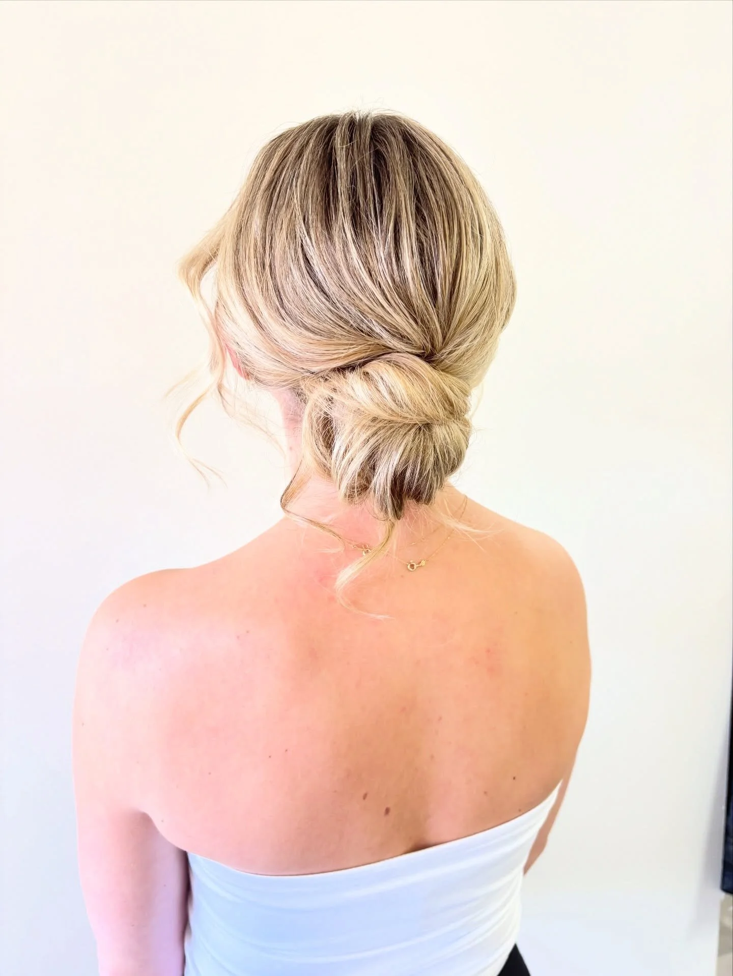 Save for your next inspo! This undone but put together low bun is a mix of relaxed &amp; simple but make it bridal all in one 😍