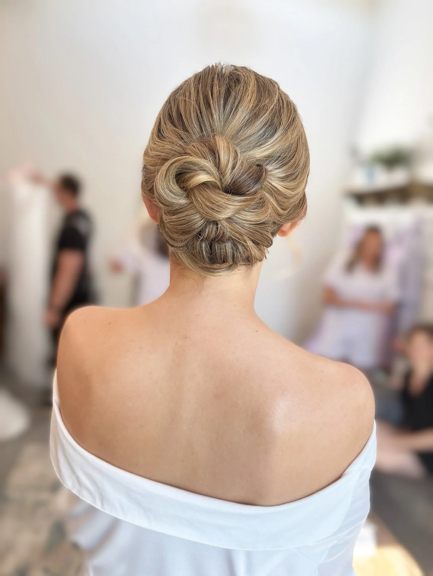 This twisty elegant mid bun deserves a place on the feed 😍

#nchairstylist #ncbridalhair #ncwedding #ncbride #ncbridetobe #bridetobe #bride2026 #ncweddingvendor #raleighhairstylist #raleighbride #durhamweddings #raleighwedding #ncweddings #chapelhil