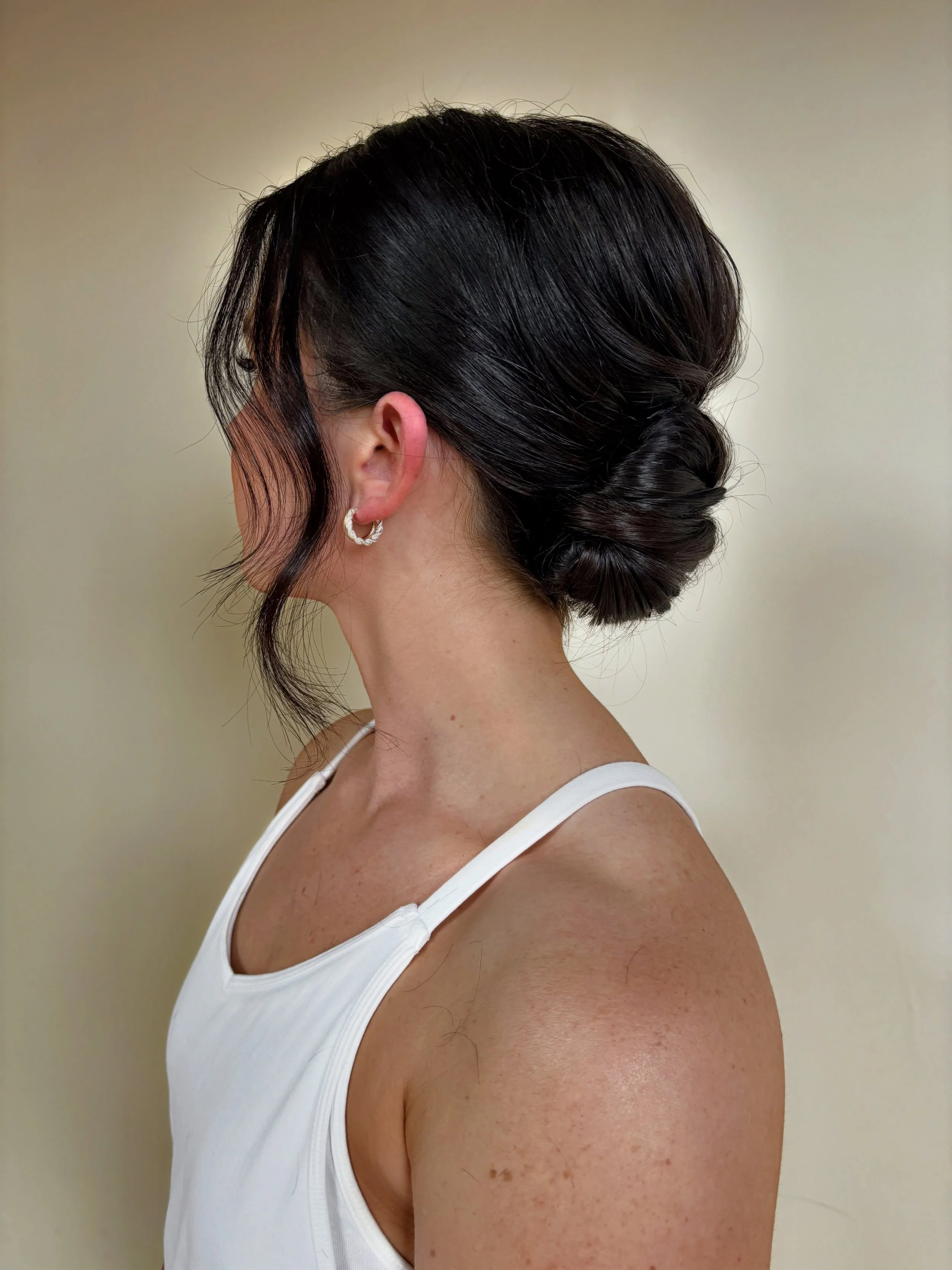 Soft texture + sleek detail = the dreamiest bridal combo 😍 

#bridalhairstylist #bridalinspo #nchairstylist #raleighhairstylist #lowupdo