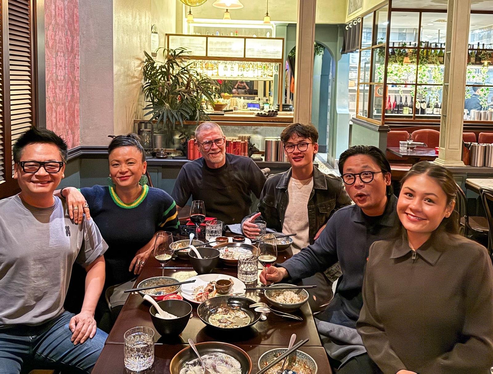 Who are you breaking bread with this week? Or should we say, who are you sharing a mountain of our FAMOUS Chilli Salted Squid with? 🥰😋

Our beautiful family taking the time to share an UNFORGETTABLE MEAL at Red Lantern.

Plenty of empty plates = a 