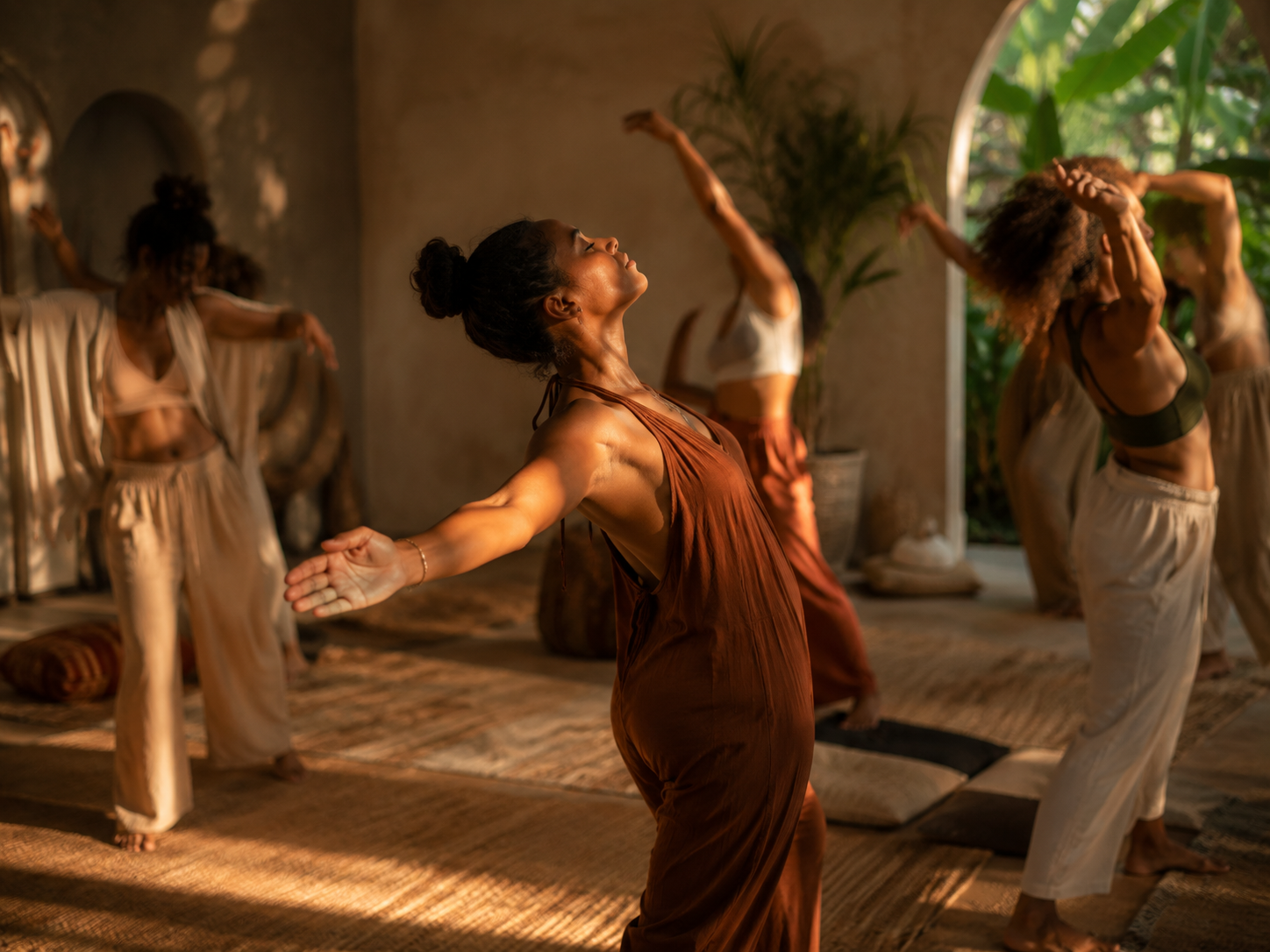 Groupe de femmes à un atelier tantra, dans un studio avec lumière naturelle et décoration intérieure
