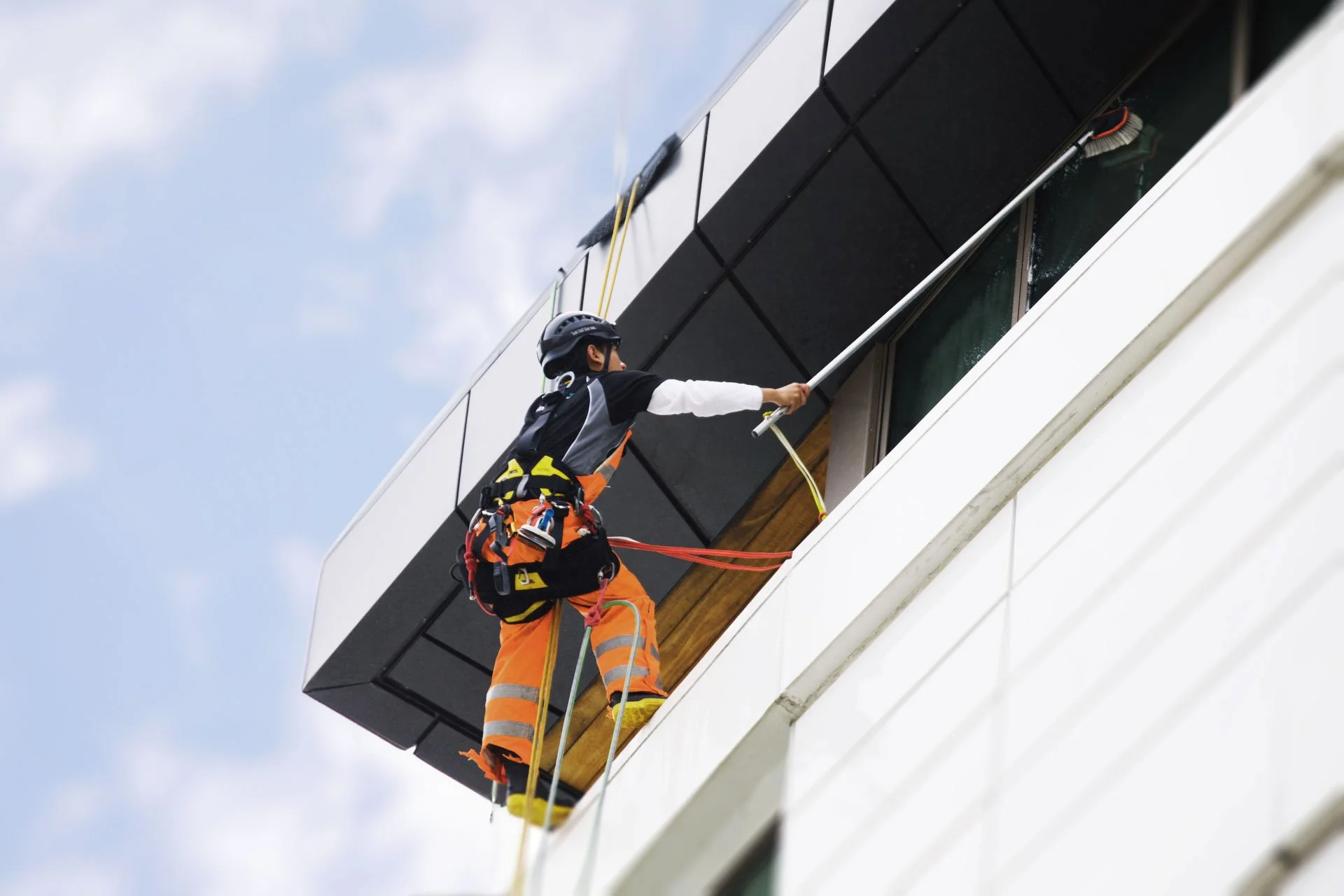 Window Cleanign Contractors - Commerical Building Washing