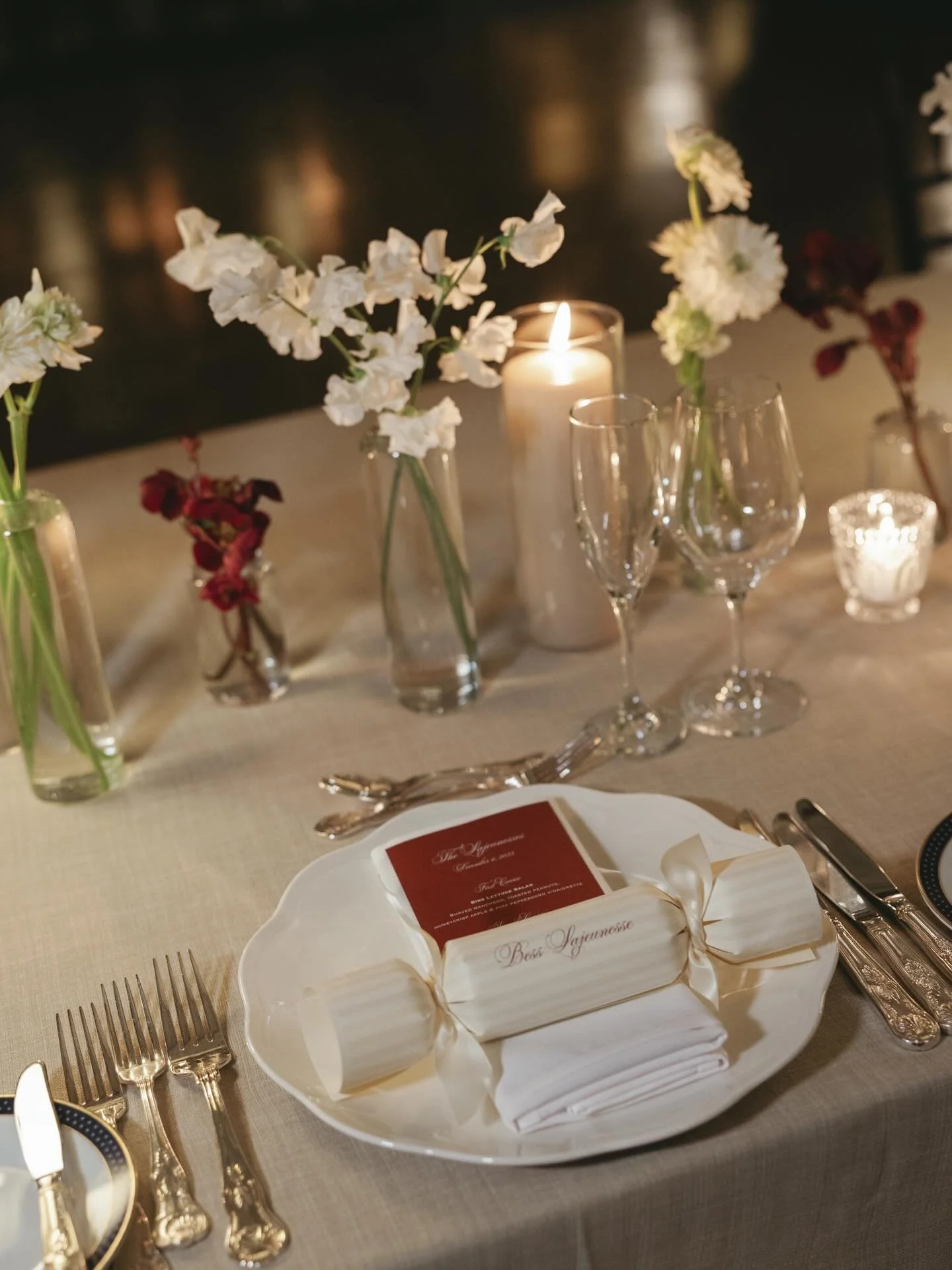 The party's on, the feeling's here, that only comes this time of year✨❤️

Bess &amp; Peter's December wedding in NYC was even more magical than we could have imagined. Subtle notes of red and green, warm lighting, and custom Christmas Crackers (a fun