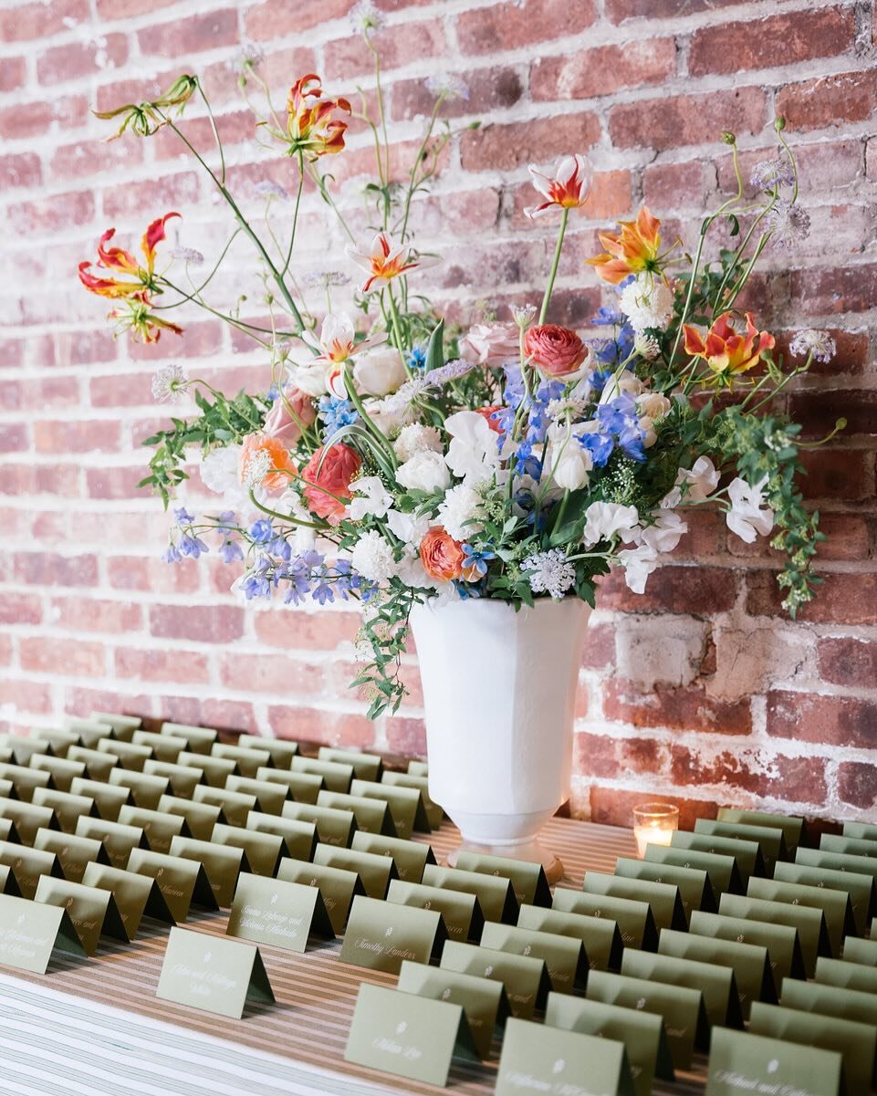 There's something something so satisfying about a perfectly set escort card table 👌🏼

Photo @leilabrewster 
Florals @stemsbrooklynweddings 
Linen @stradleydavidson 
Venue @thelibertywarehouse 

#brooklynwedding #nycwedding #springweddings #springwe