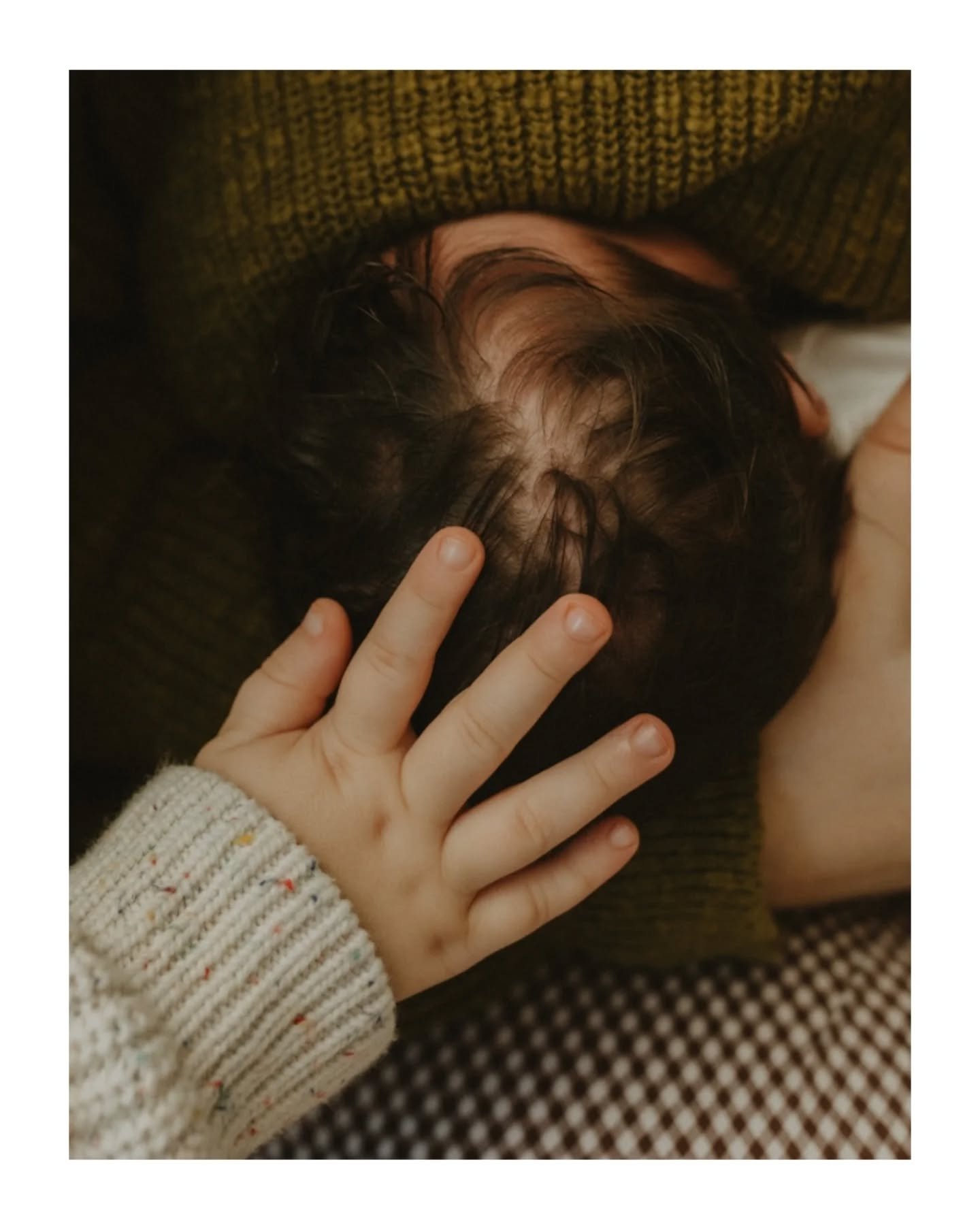 Welcoming Romy 🌸
.
I just love winter sessions, but especially at home 💓
.
The soft dreamy light, cosy knits, and all the snuggles.
It is the perfect time to document your day, without leaving your house 🤍 
.
I have been slack at posting about the