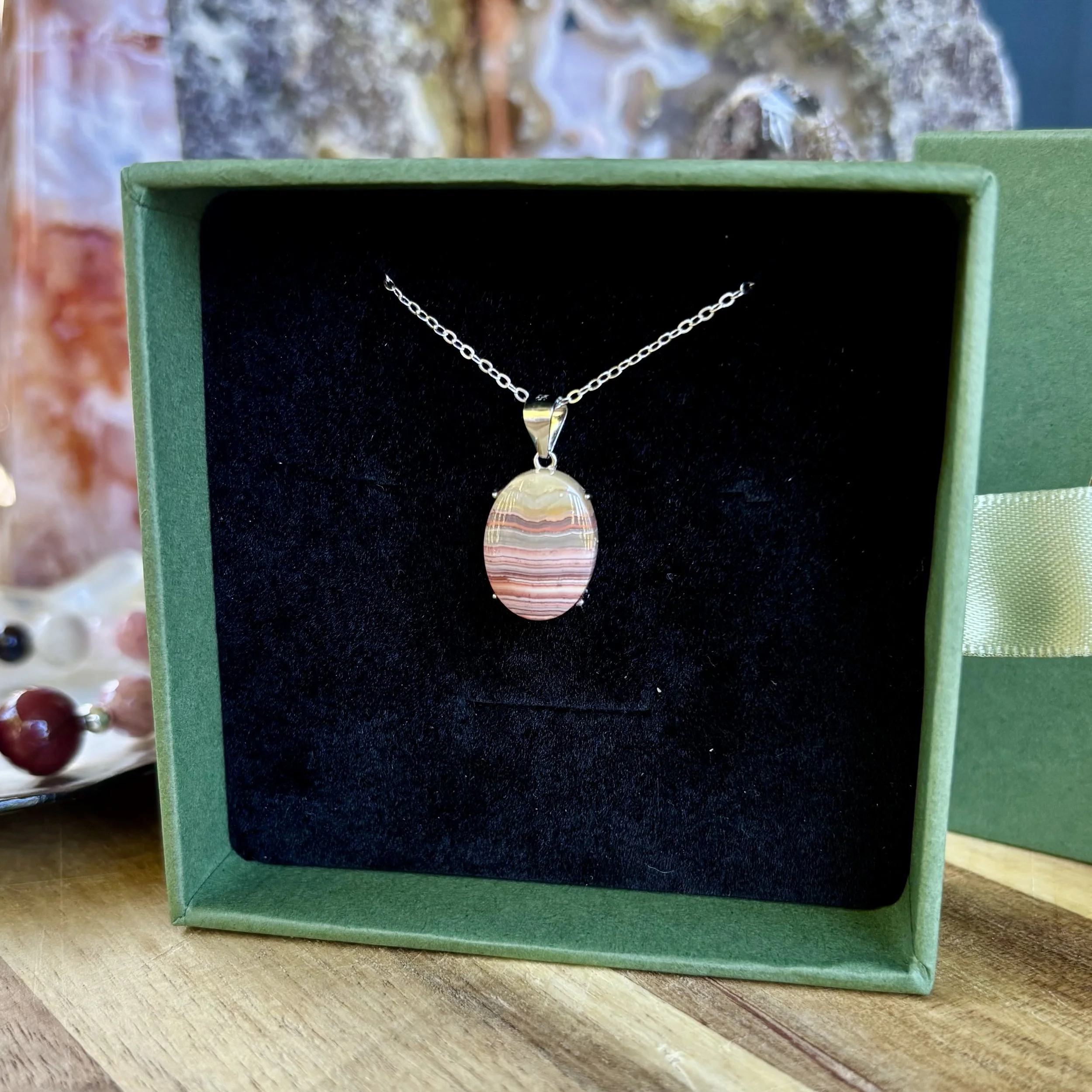 Scenic Crazy Lace Small Oval Pendant
