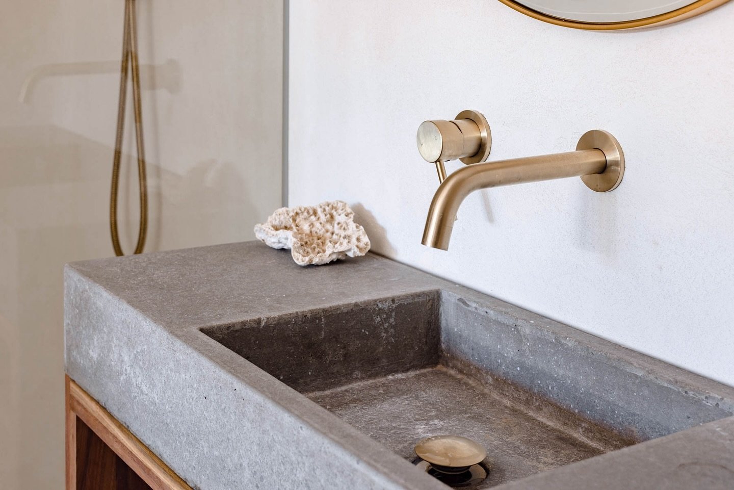 We custom designed and made almost everything in Soulitude. We showed our builder @timothyodell_furniture a drawing of what we had in mind for our bathroom vanity and then he made a mould for the concrete top and we used our decking timber for the st