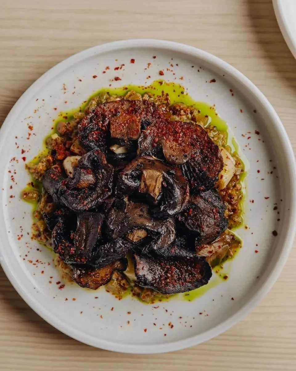 Dark. Smoky. Deeply satisfying.
Charred champignons with burnt leeks, pistachio muhammara, leek oil. Proof that vegetables absolutely steal the show.

Vegan, low gluten. On the Autumn menu now.