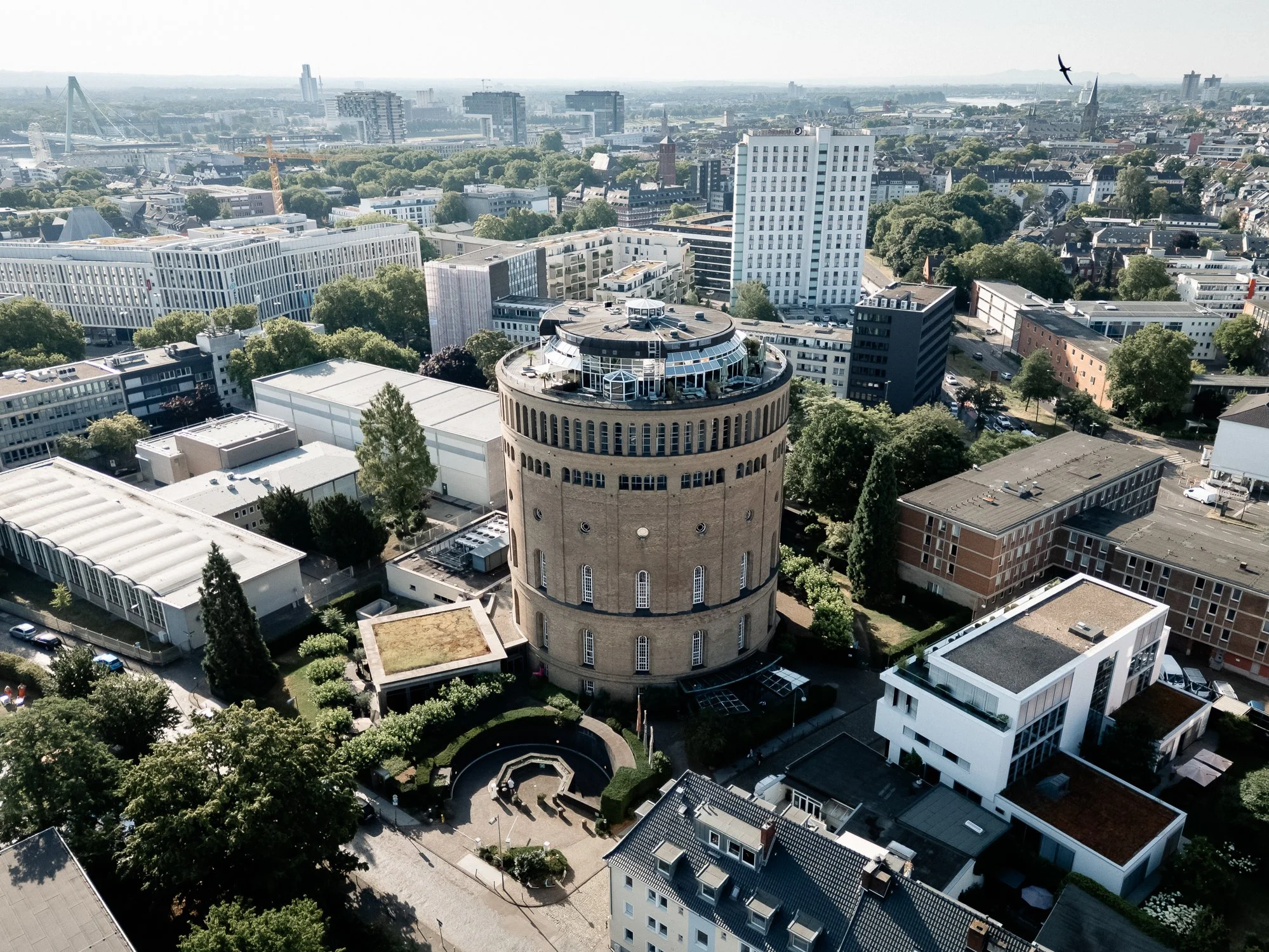 Luftaufnahme eines Firmengeländes – professionelle Drohnenfotografie Pfalz