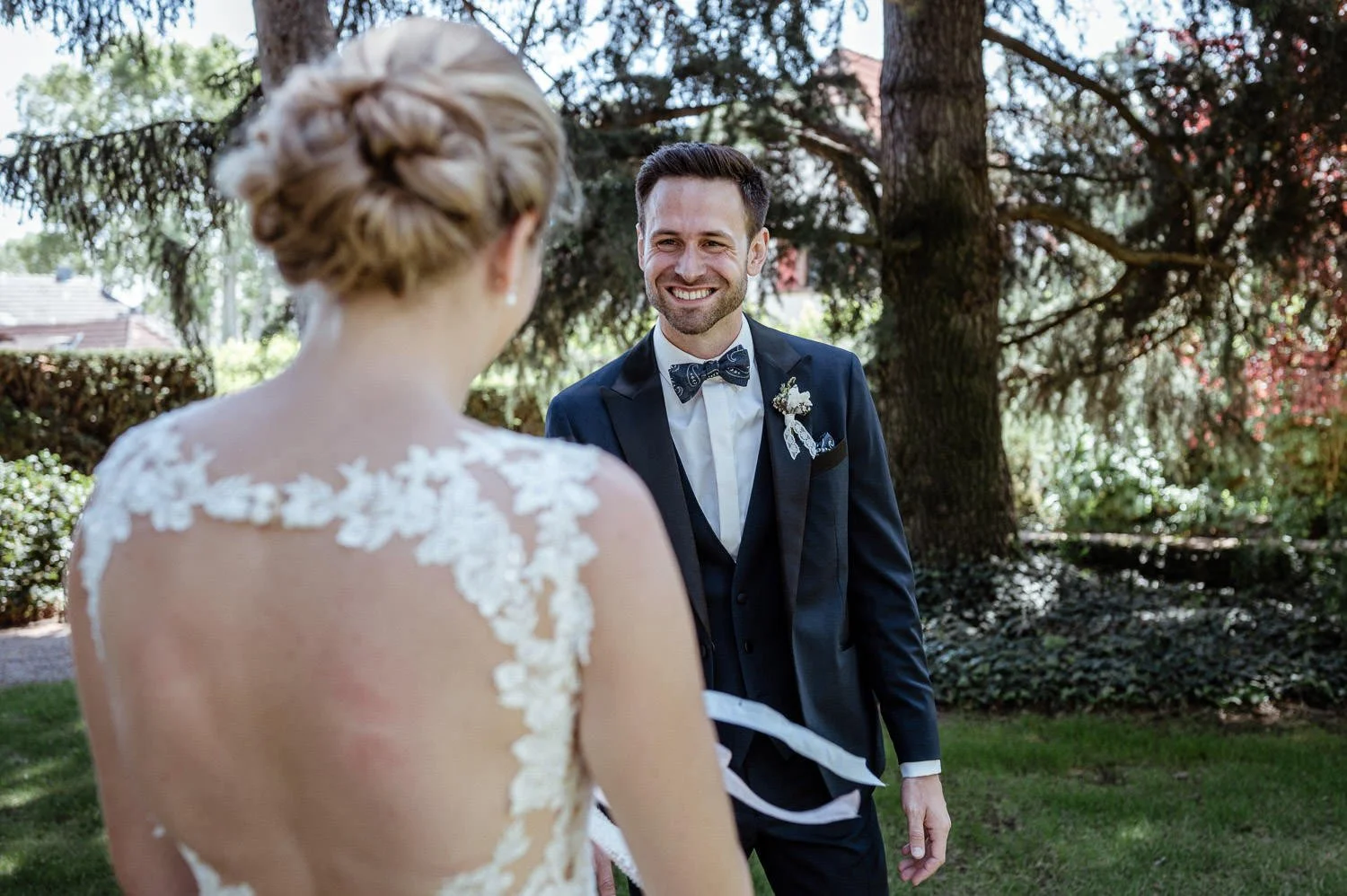 Brautpaarbilder im Schlossgarten: natürlich, entspannt, ohne Posen