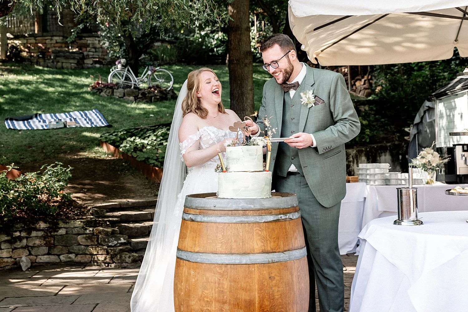 Torte anschneiden im Weingut am Maxbrunnen