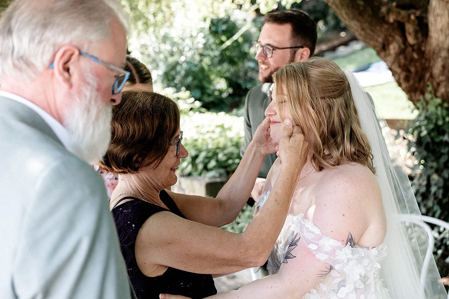 Gratulationen nach der Trauung im Weingut am Maxbrunnen