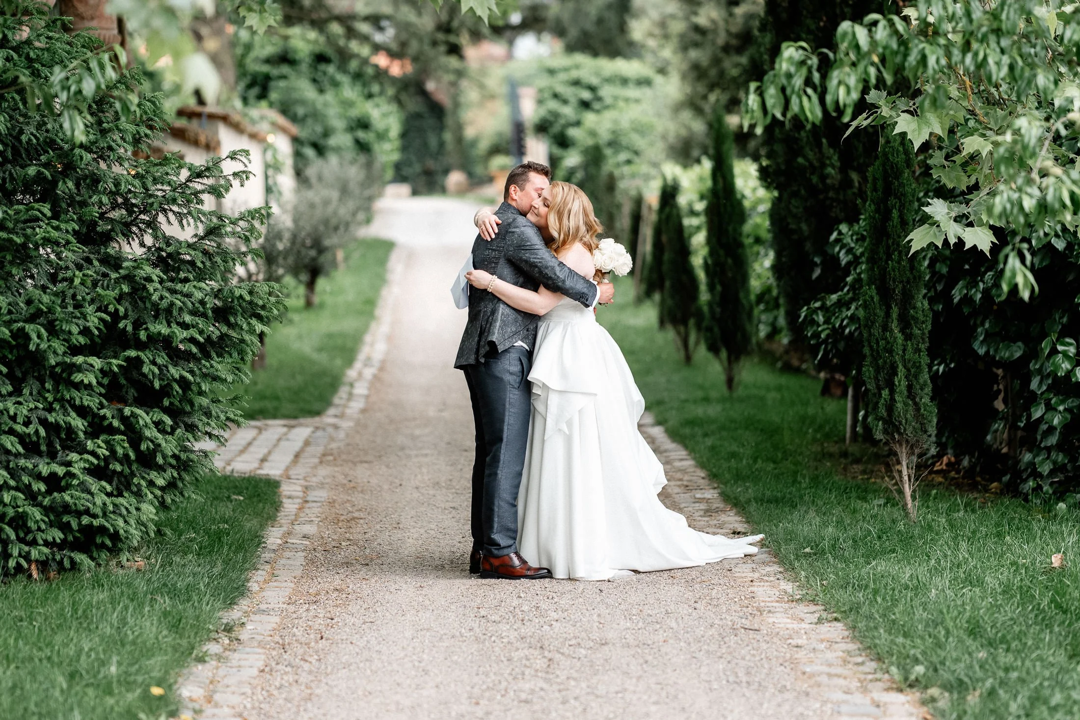 Brautpaar umarmt sich auf einem Weg – Hochzeitsfotograf Pfalz Markus Husner