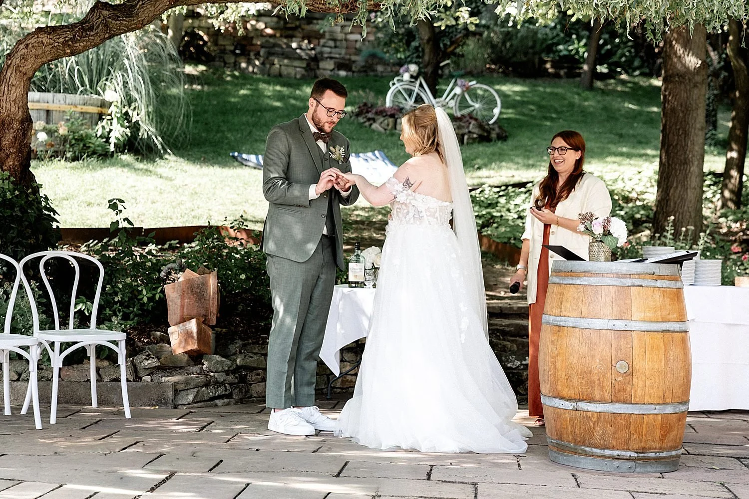 Ringtausch bei der freien Trauung im Weingut am Maxbrunnen