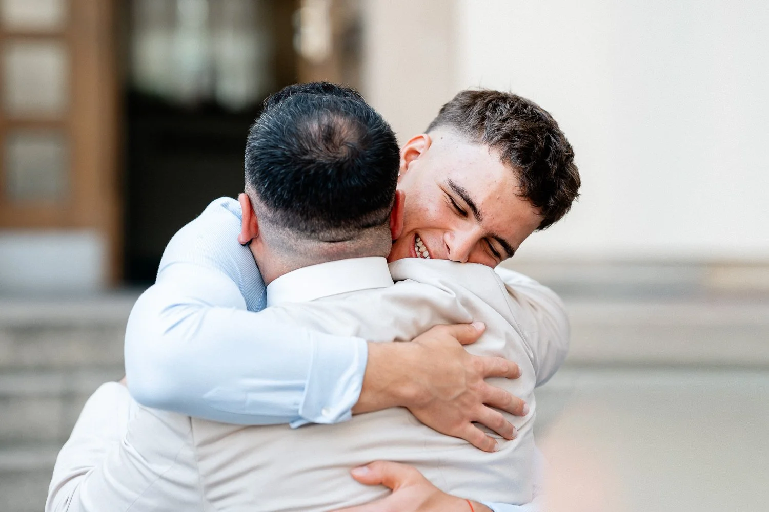 Emotionale Umarmung auf einer Hochzeit in Frankenthal Pfalz