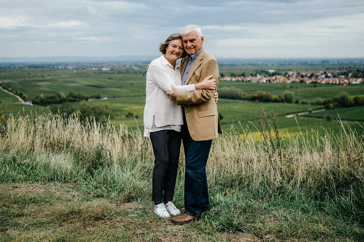 Familienfoto im Freien – natürliche Familienfotografie mit authentischen Momenten und echter Nähe