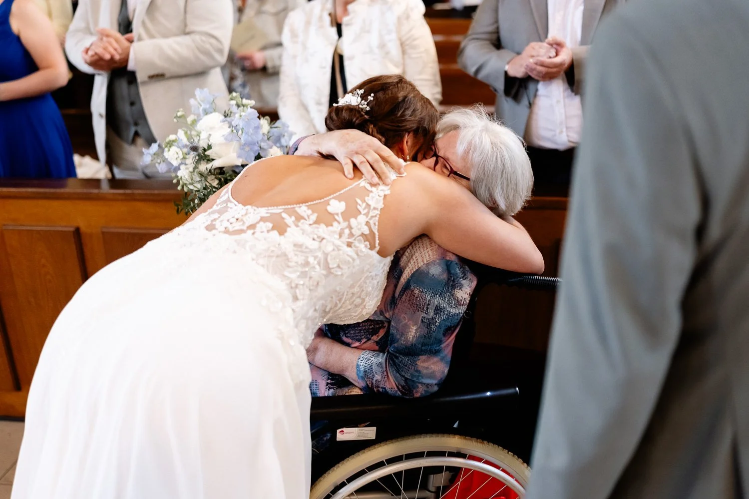 Brau umarmt Oma im Rollstuhl auf einer Hochzeit in Oppau