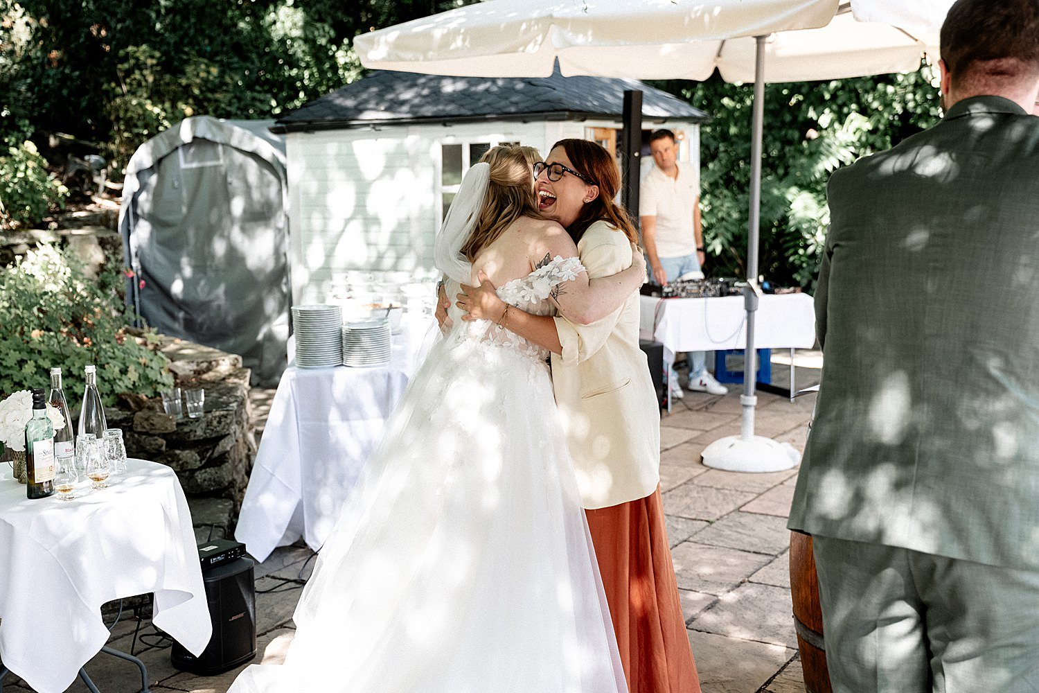 Gratulationen nach der Trauung im Weingut am Maxbrunnen