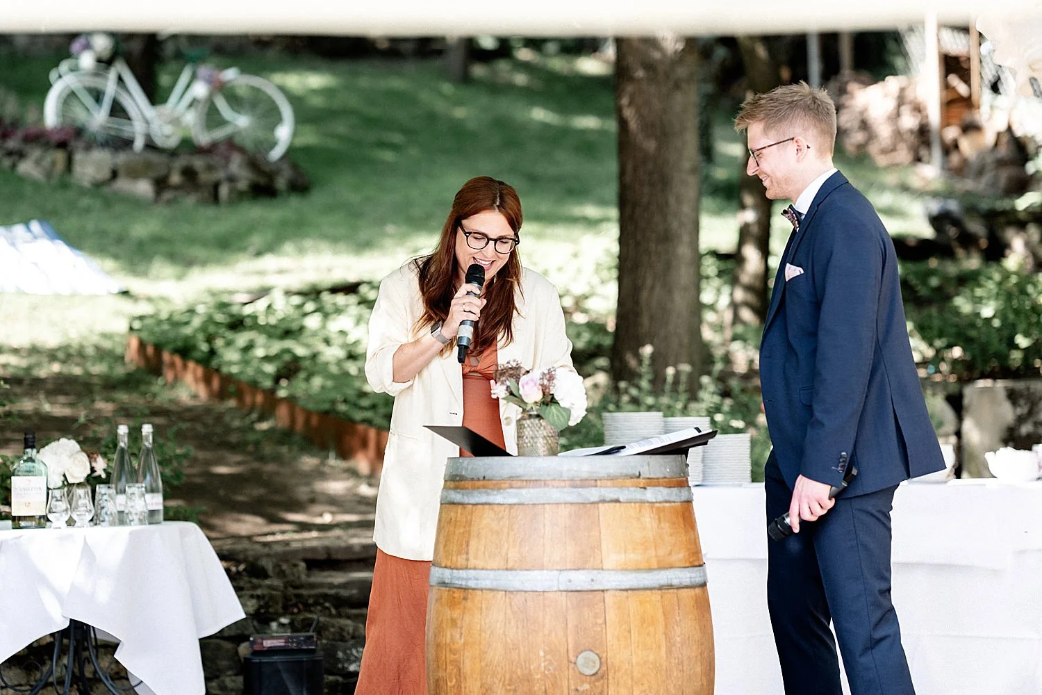 Ringtausch bei der freien Trauung im Weingut am Maxbrunnen
