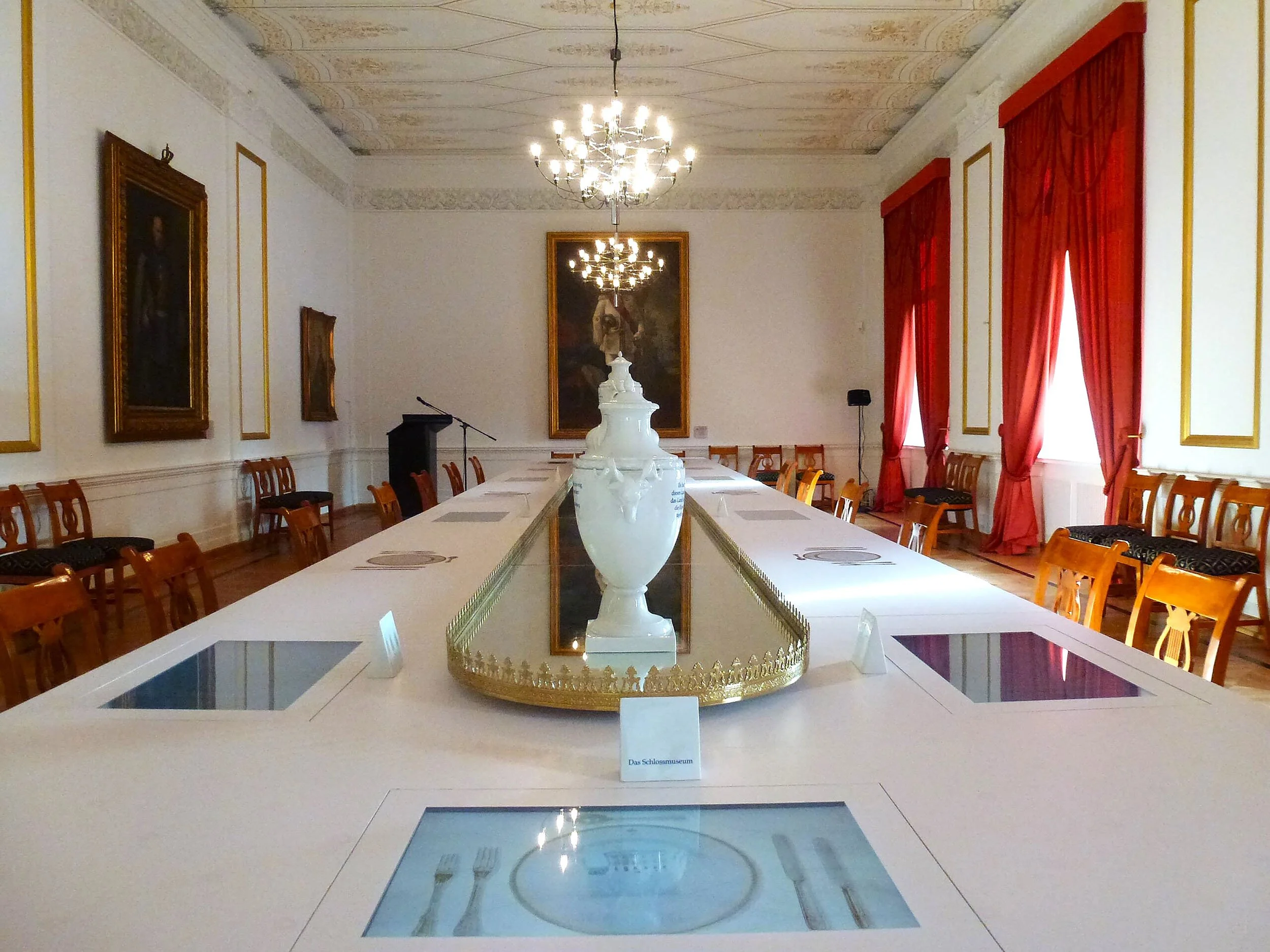 1 Schloss Braunschweig weißer Saal Stuhlemmer.jpg