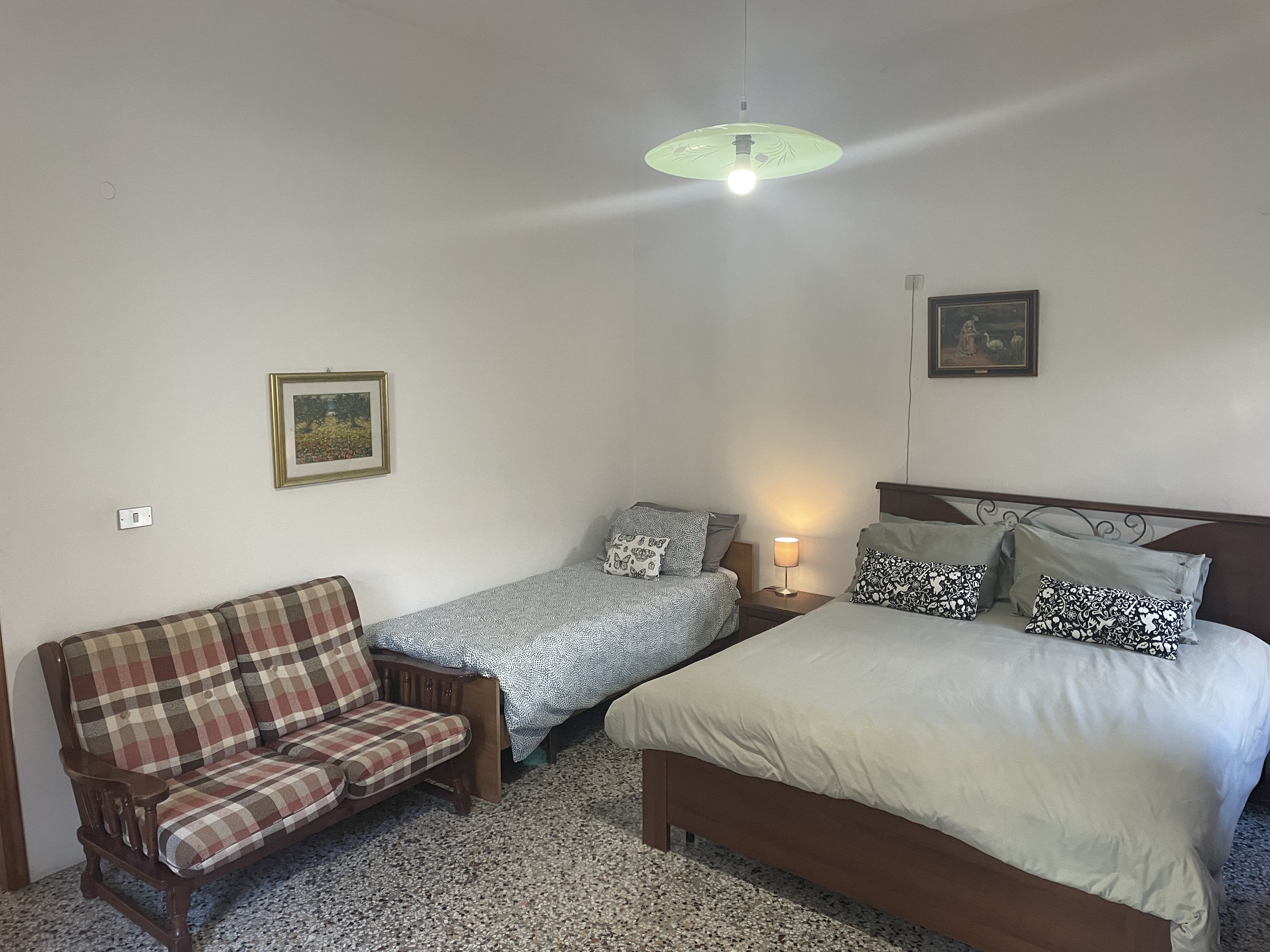 King size bed and single bed