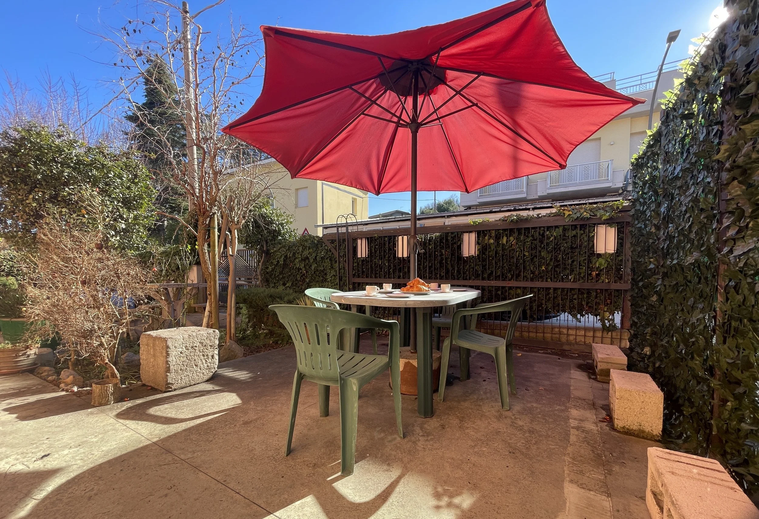 Al fresco dining in the sunny garden