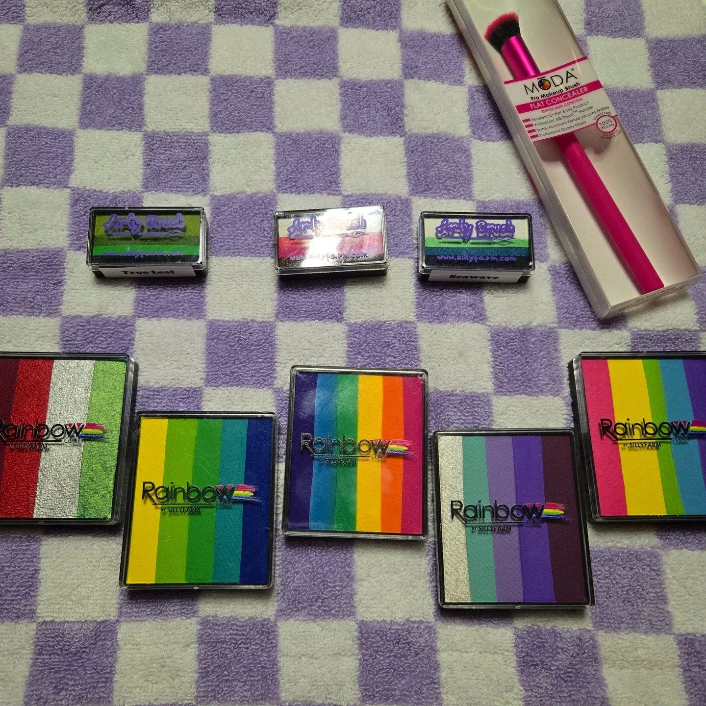 📸✨ Exciting New Additions to My Face Painting Kit! 🎨🖌️

I&rsquo;m beyond excited to share that I&rsquo;ve just added Silly Farm&rsquo;s NEW Rainbow Cakes and Flat Kabuki Brush to my toolkit, and I can&rsquo;t wait to start using them! 🌈💖

The Ra