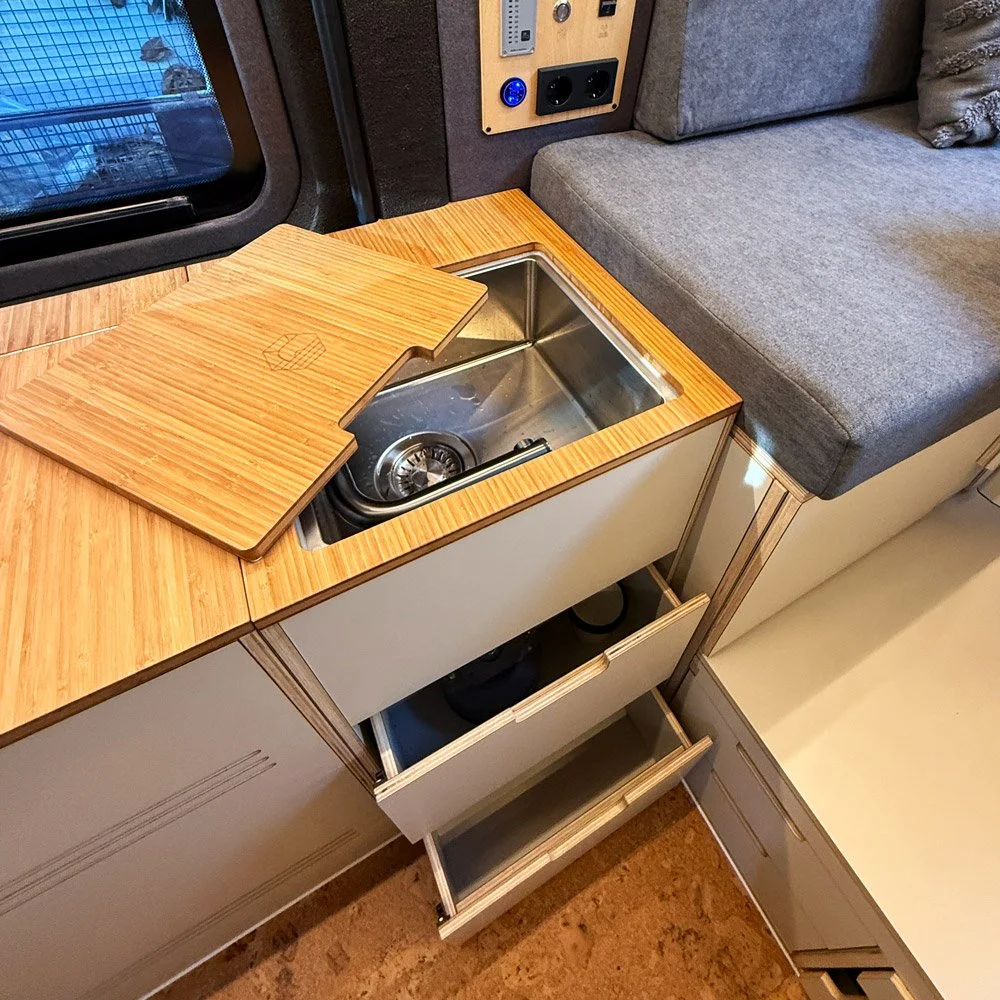 cm-campermodule-kuechenmodul-wassermodul-k5-detail-offen-kueche-spuele-edelstahl-sand-1000x1000-eingebaut.jpg