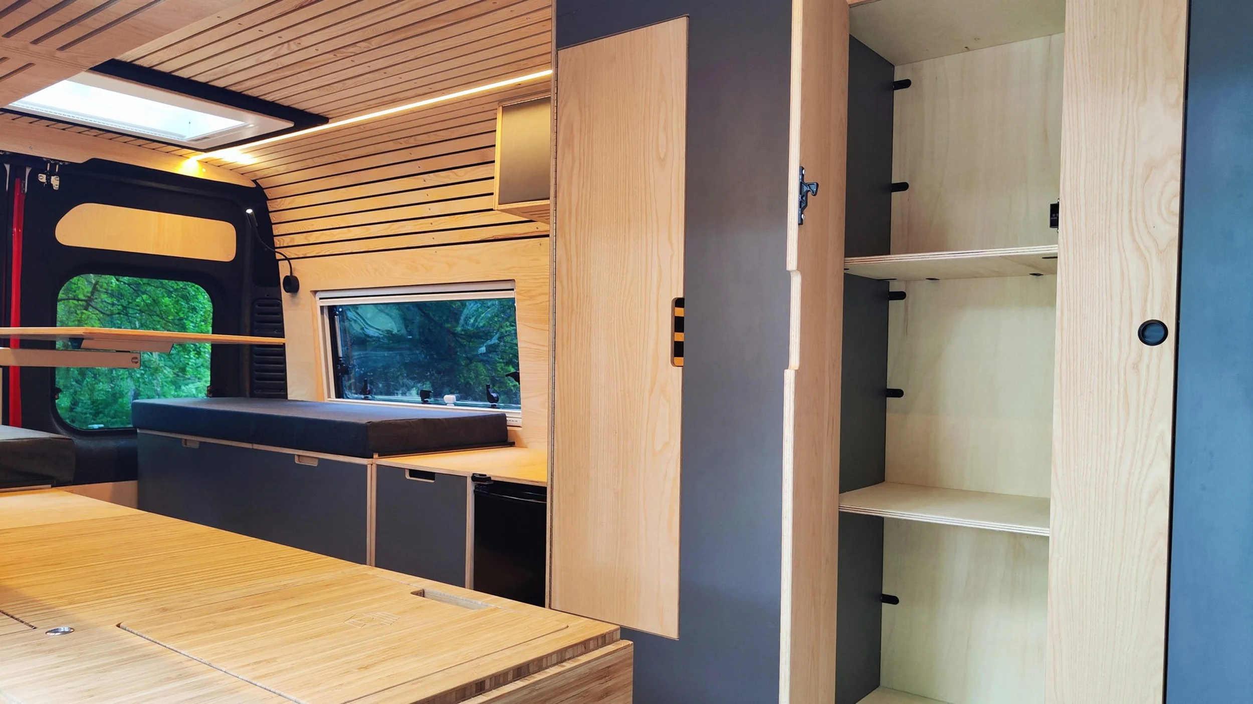 cmb-komplettausbau-konzept-flexiblerallrounder-verstauen-kleiderschrank-offen-werner-16zu9-2500x1406.jpg