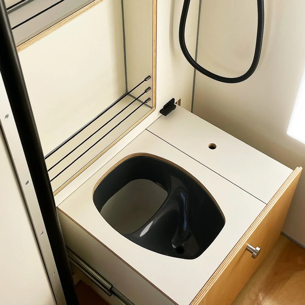 cm-campermodule-4in1badloesung-d1h2-dusche-wc-toilette-einsatz-trocken-trenntoilette-sand-1000x1000-eingebaut.jpeg
