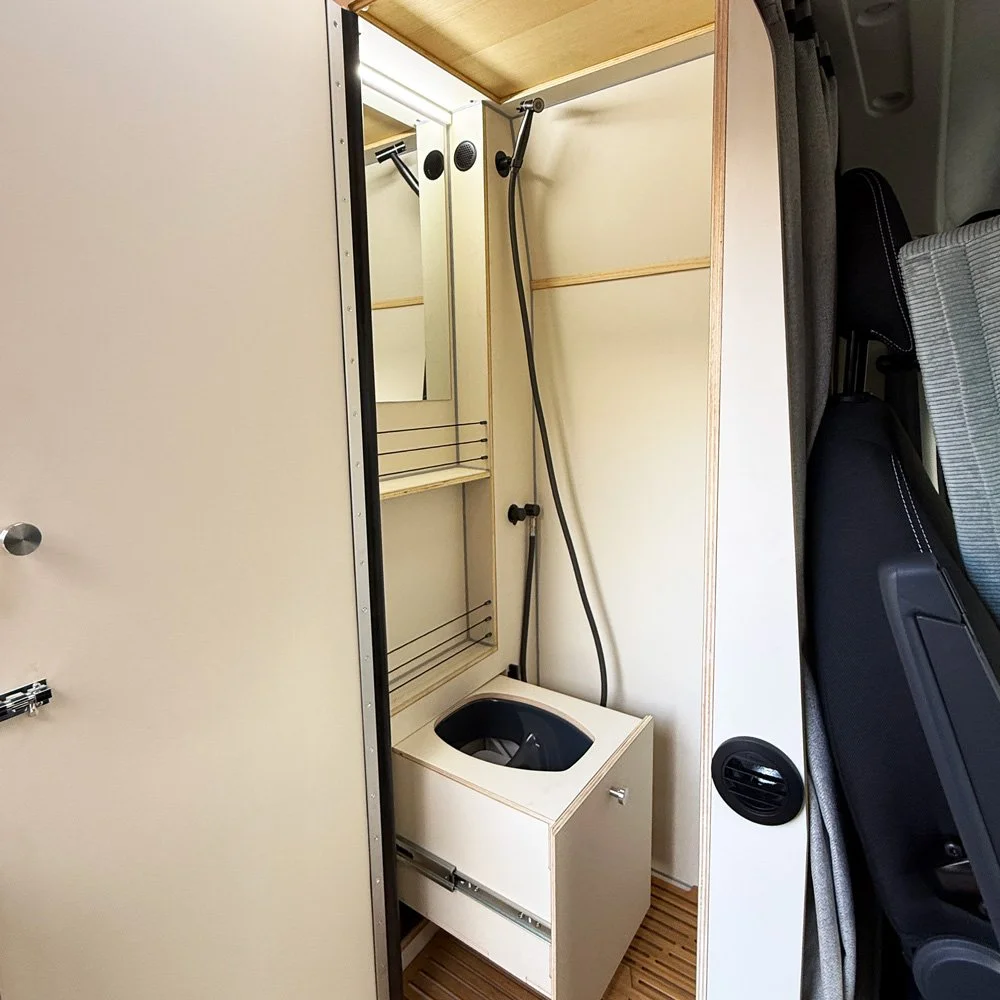 cm-campermodule-4in1badloesung-d1h2-uebersicht-dusche-wc-toilette-offen-sand-1000x1000-eingebaut.jpeg