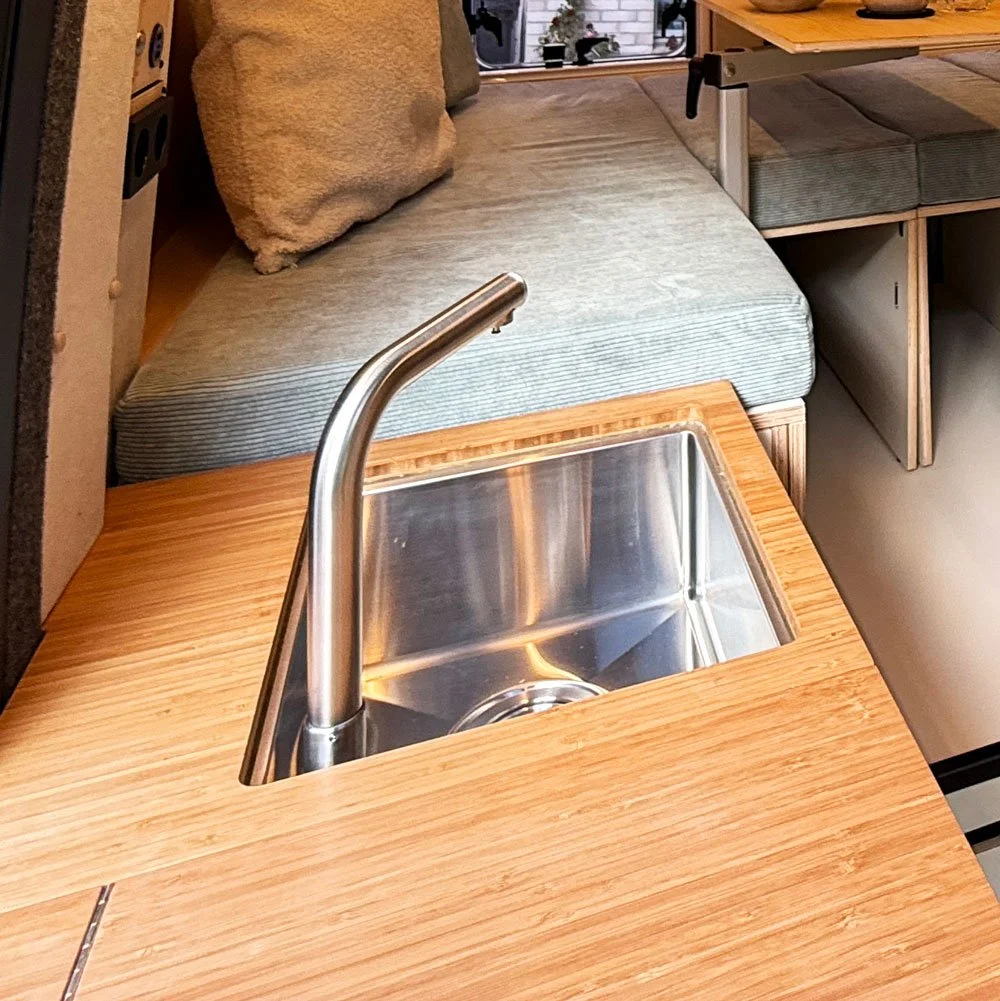 cm-campermodule-kochmodul-k5-raumansicht-kueche-spuele-edelstrahl-sand-1000x1000-eingebaut.jpg