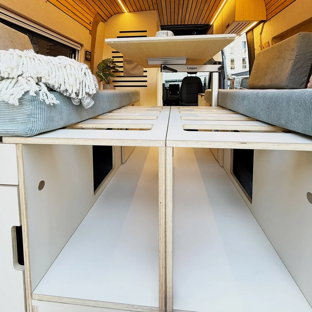 cm-campermodule-bettmodul-b3-140-rueckansicht-detail-bettauszuege-querschlaefer-lounge-sitzgruppe-sand-1000x1000-eingebaut.jpeg