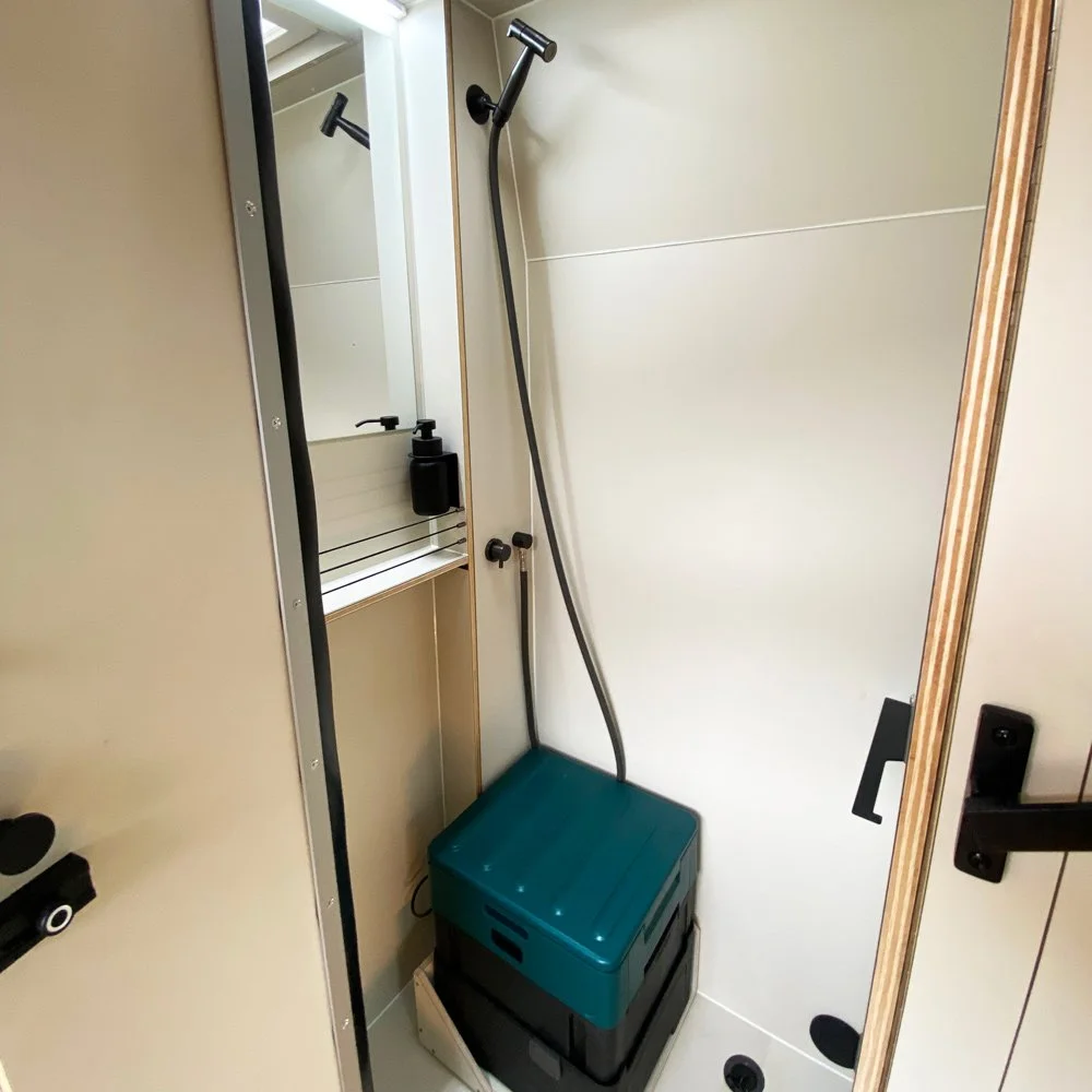 cm-campermodule-3in1badloesung-d2h2-duschkabine-clesana-toilette-innen-sand-1000x1000-eingebaut.jpeg
