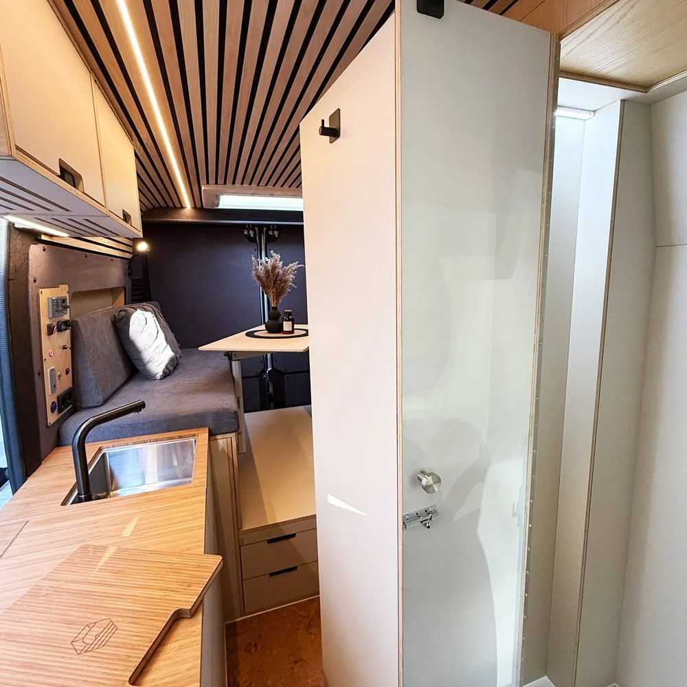 cm-campermodule-3in1badloesung-d2h2-duschkabine-aussen-drehbarerkleiderschrank-sand-1000x1000-eingebaut.jpg