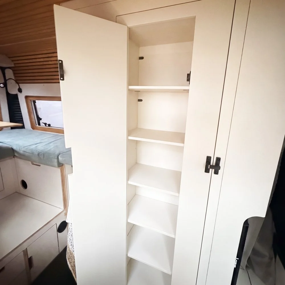 cm-campermodule-3in1badloesung-d2h2-duschkabine-aussen-schrank-offen-detail-sand-1000x1000-eingebaut.jpg