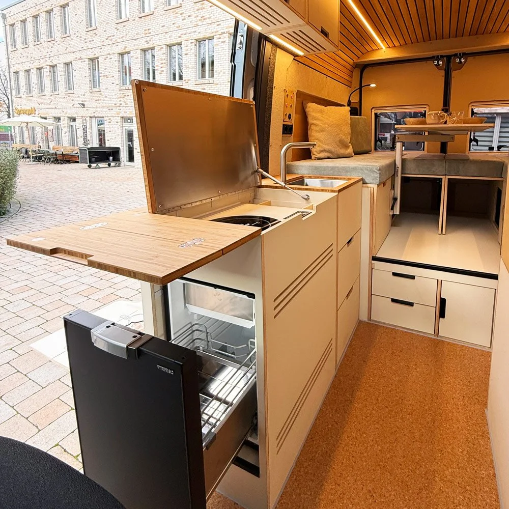 cm-campermodule-kochmodul-k4-raumansicht-kueche-arbeitsplattenerweiterung-kuehlschublade-offen-sand-1000x1000-eingebaut.jpg