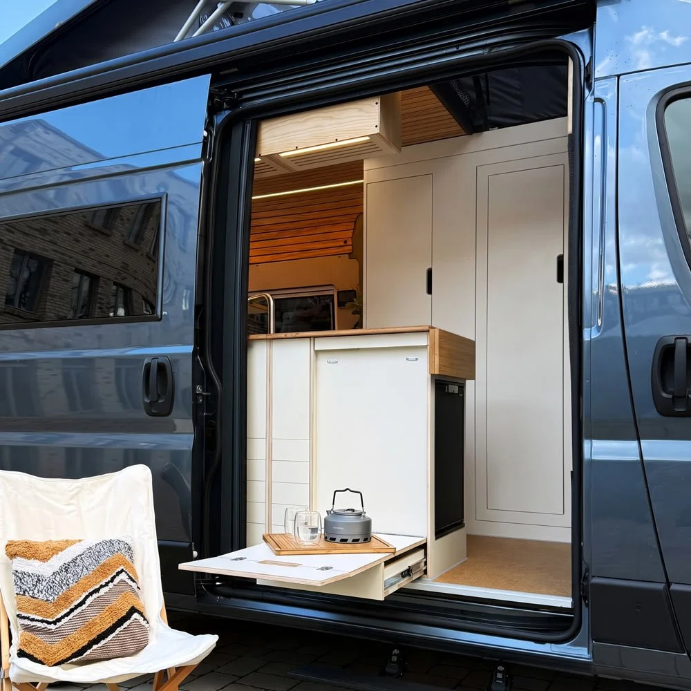 cm-campermodule-4in1badloesung-d1h2-frontansicht-dusche-wc-toilette-schranke-sand-1000x1000-eingebaut.jpg