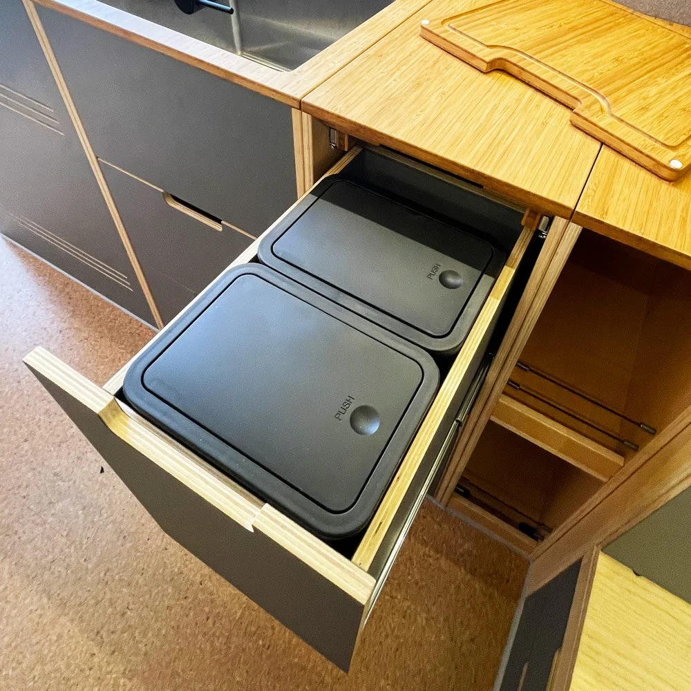 cm-campermodule-kuechenmodul-staumodul-k6-detail-zwei-muelleimer-kueche-aschgrau-1000x1000-eingebaut.jpg