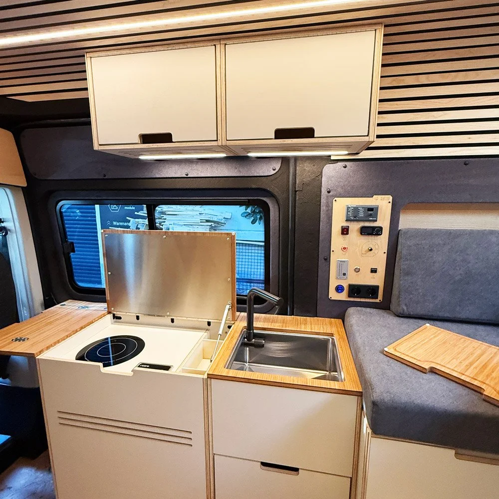 cm-campermodule-oberschrank-o1-40-frontansicht-kueche-541camper-2-sand-1000x1000-eingebaut.jpg